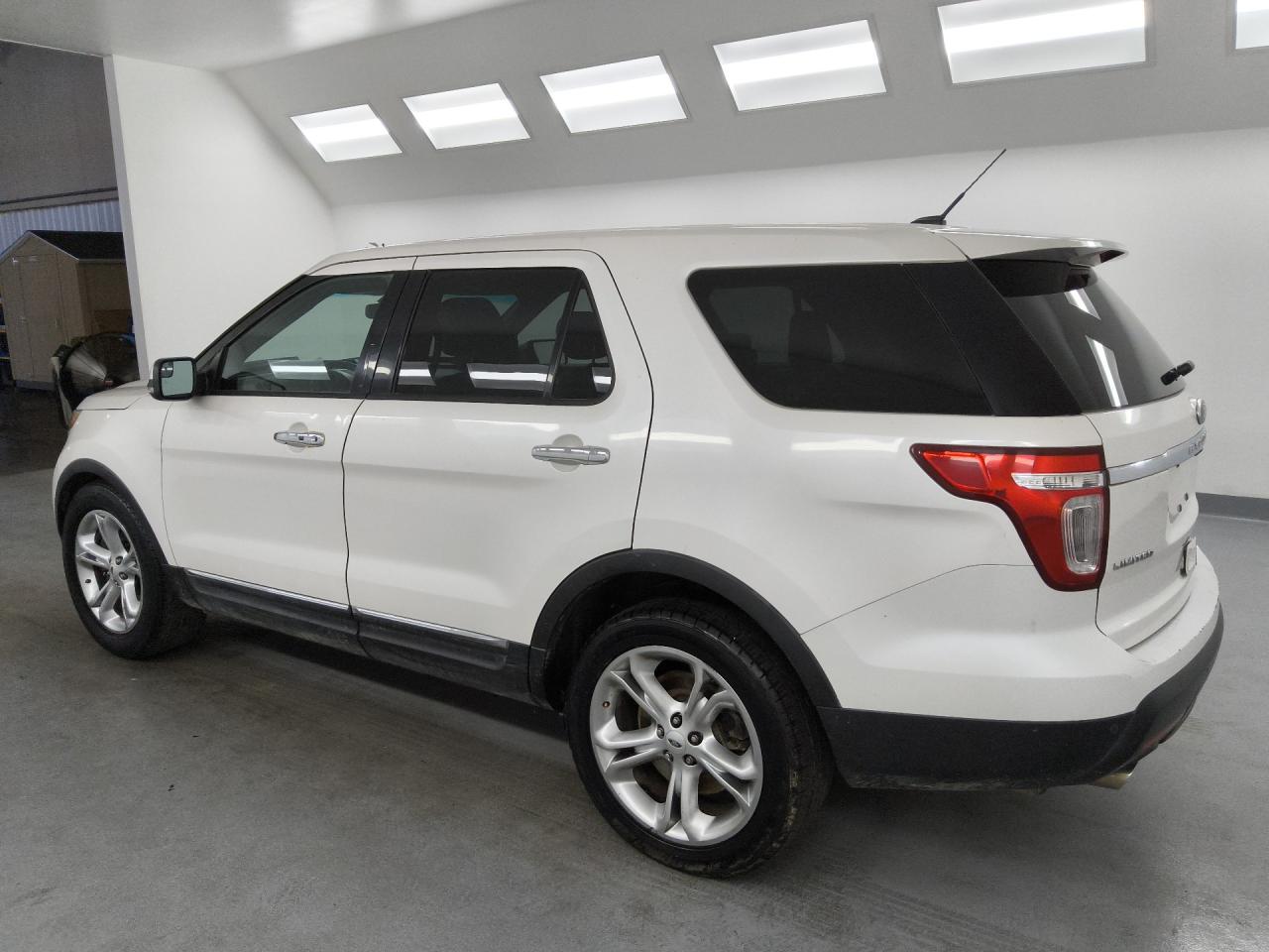 2015 Ford Explorer Limited White vin: 1FM5K7F86FGA70877 Damage: Left Front Tire, Worn, Replacement Required