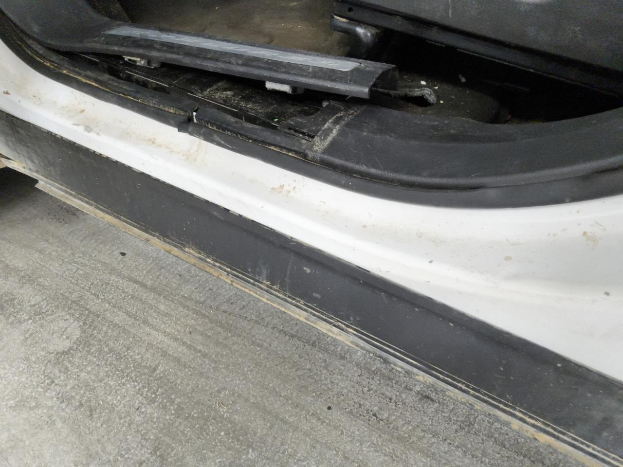 2015 Ford Explorer Limited White vin: 1FM5K7F86FGA70877 Damage: Left Rocker Panel, Dent(S) W/ Paint Dmg, 1 To 2 Inches