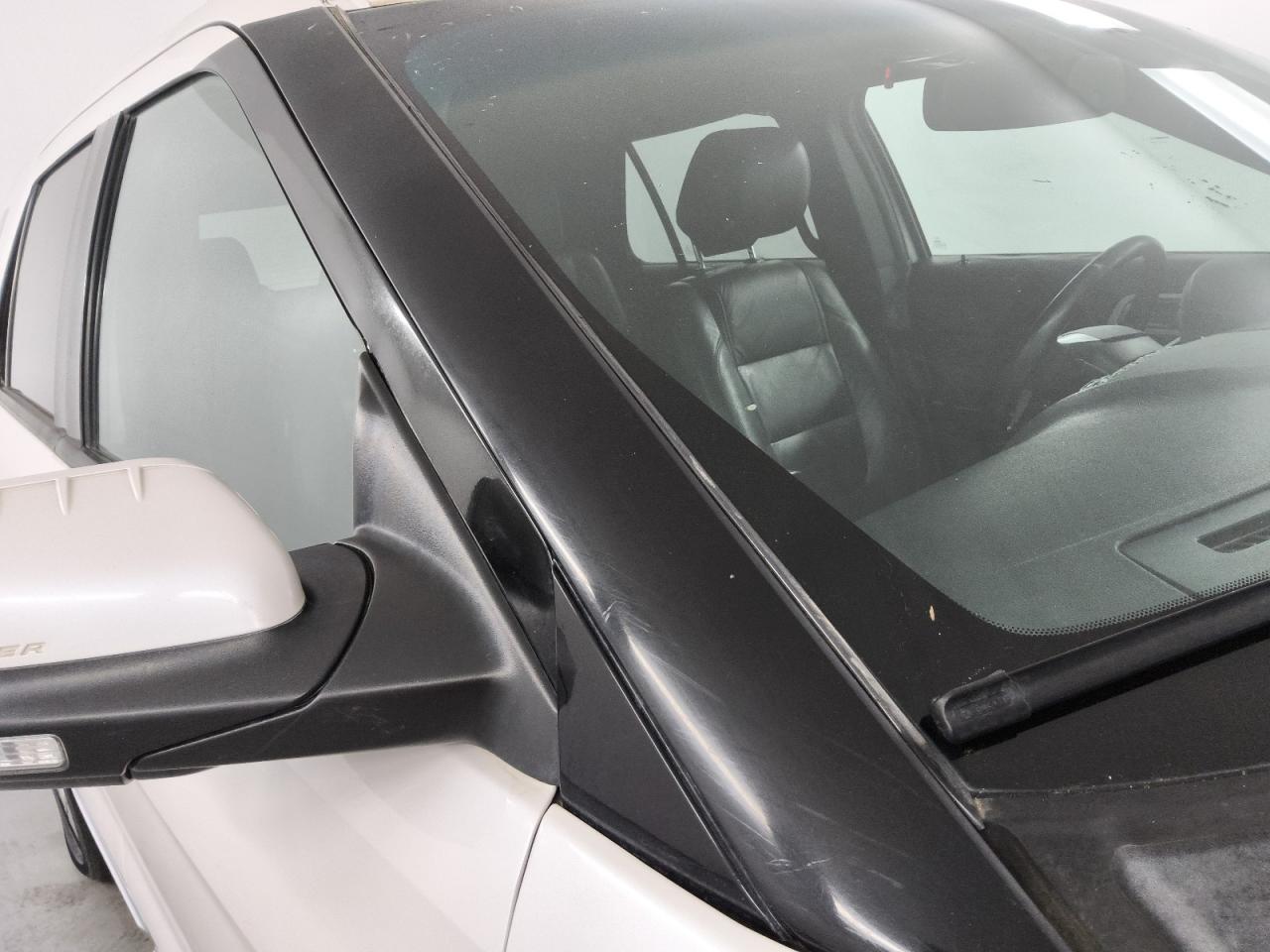 2015 Ford Explorer Limited White vin: 1FM5K7F86FGA70877 Damage: Right Drip Rail, Light Scratch, 3 To 4 Inches