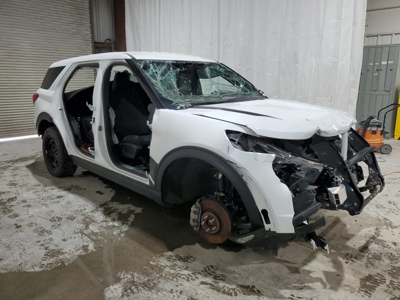 2022 Ford Explorer Police Interceptor White vin: 1FM5K8AB7NGA32470 Damage: Right Front Fender, Dent(S) W/ Paint Dmg, 4 To 5 Inches