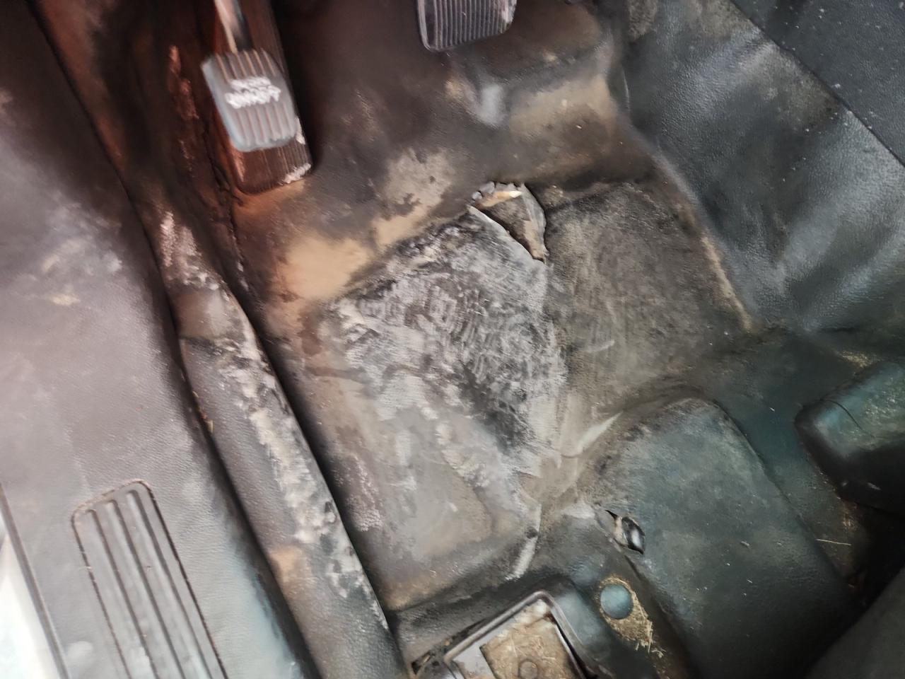 2015 Ford Explorer Police Interceptor White vin: 1FM5K8AR1FGC41640 Damage: Left Front Carpet, Torn, 6 To 7 Inches