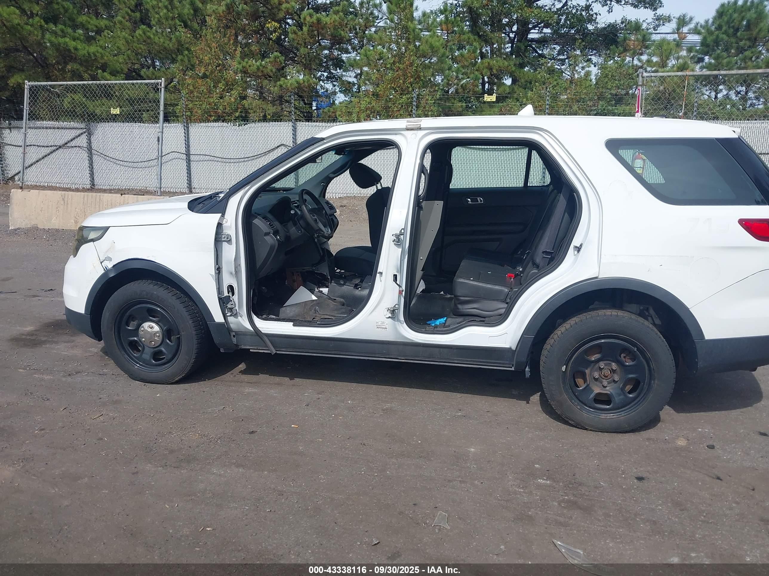2014 Ford Police Interceptor   White vin: 1FM5K8AR2EGA50467