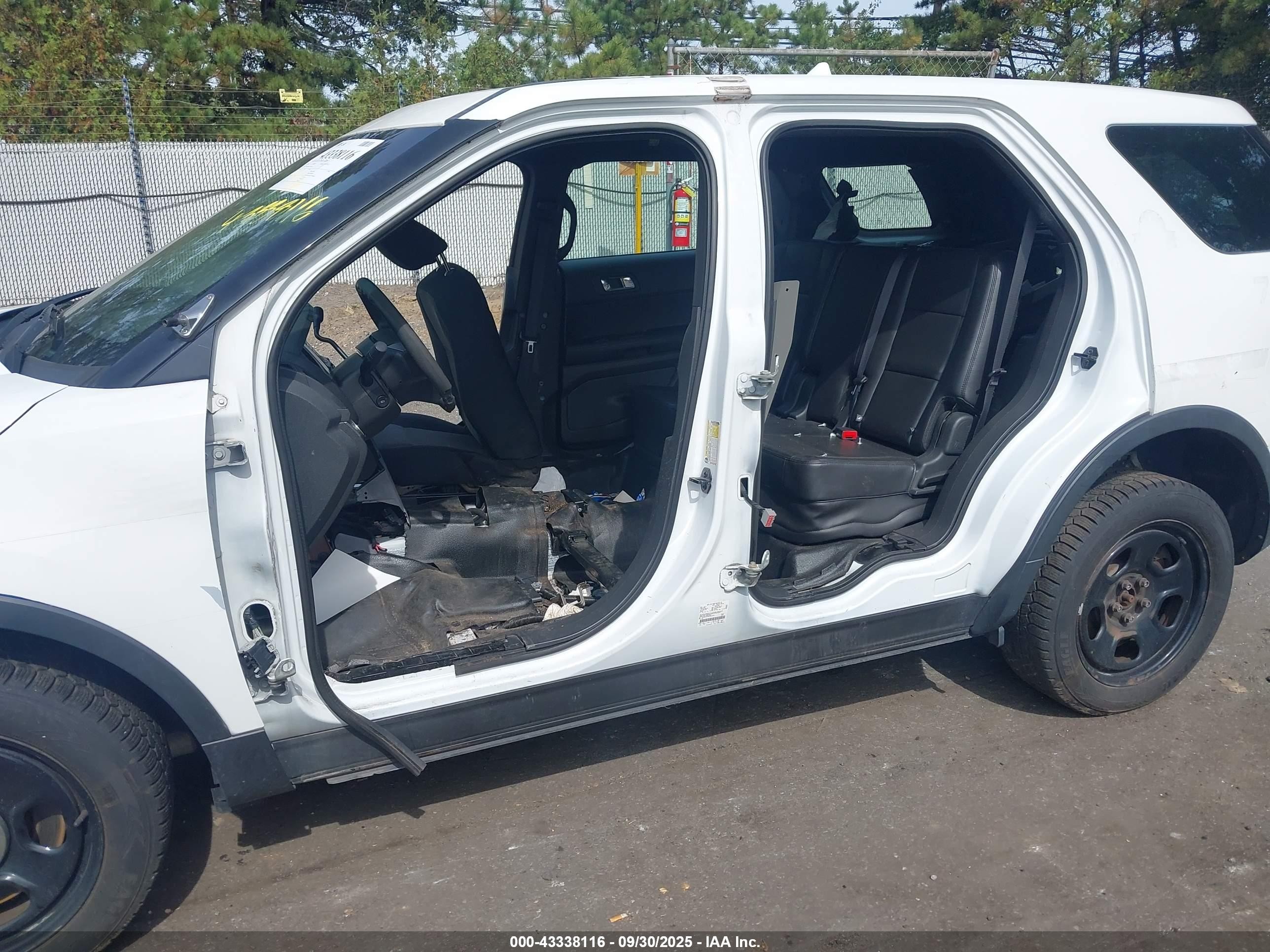 2014 Ford Police Interceptor   White vin: 1FM5K8AR2EGA50467