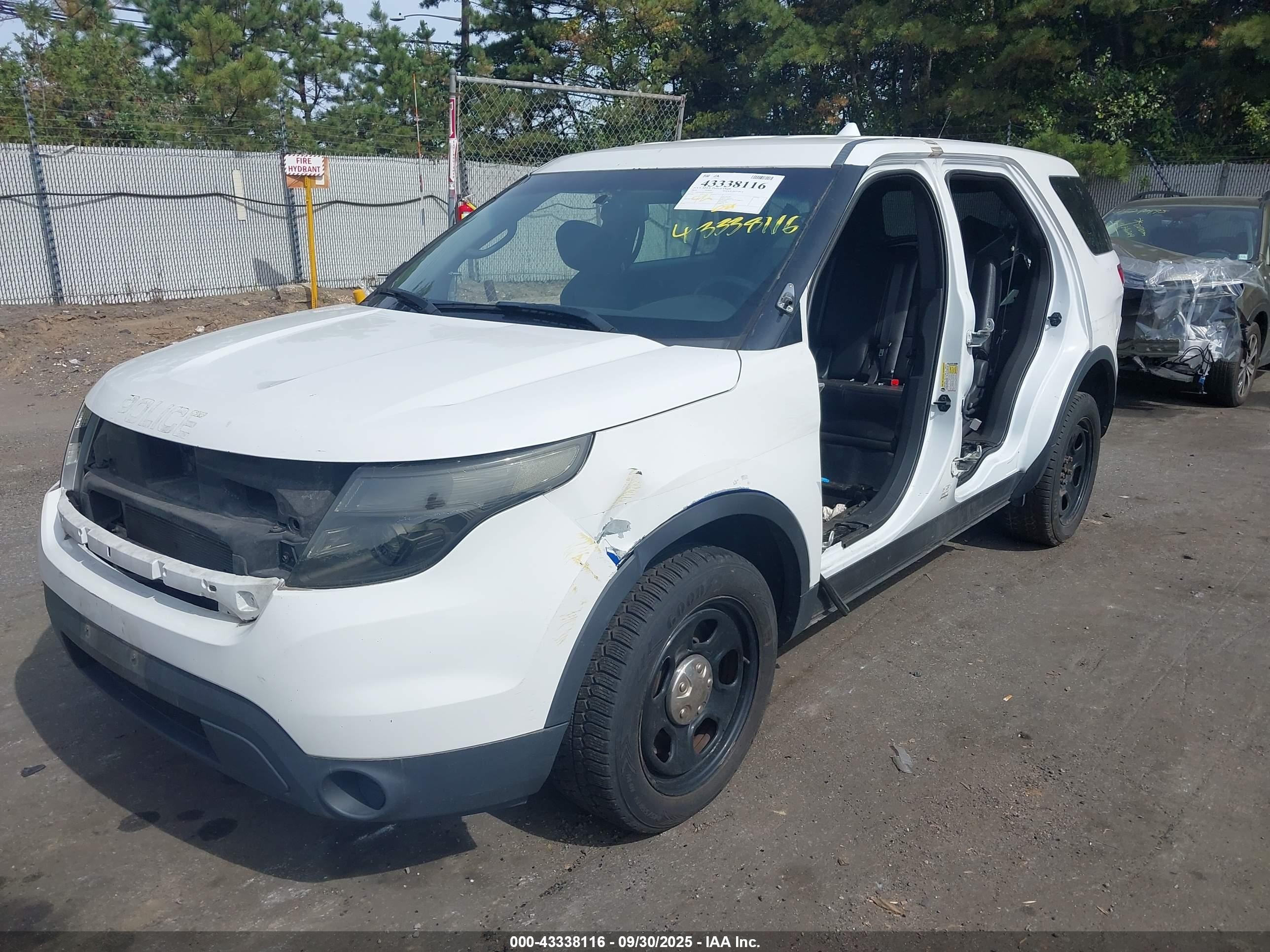 2014 Ford Police Interceptor   White vin: 1FM5K8AR2EGA50467