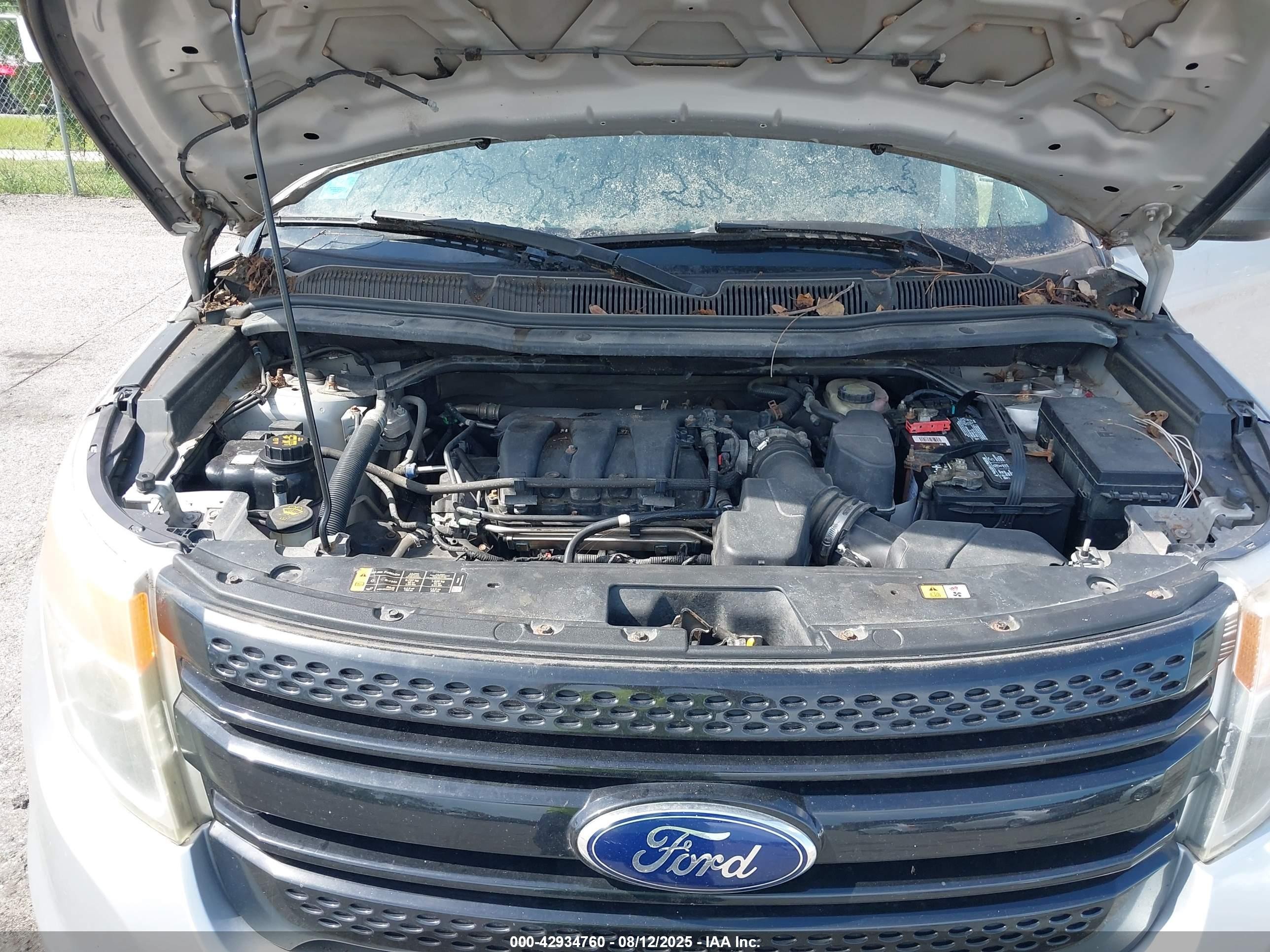 2014 Ford Police Interceptor   Silver vin: 1FM5K8AR3EGA92873