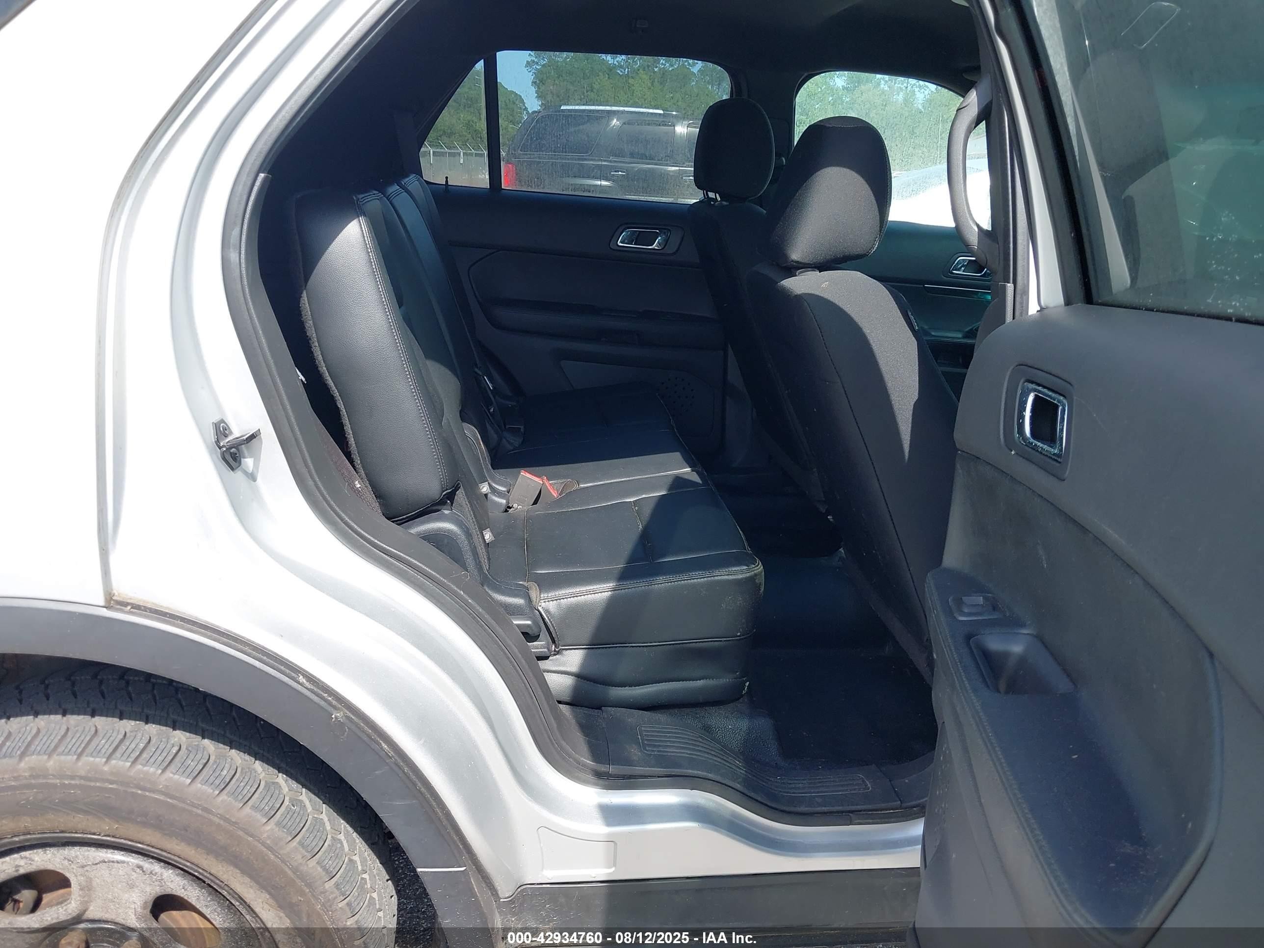 2014 Ford Police Interceptor   Silver vin: 1FM5K8AR3EGA92873