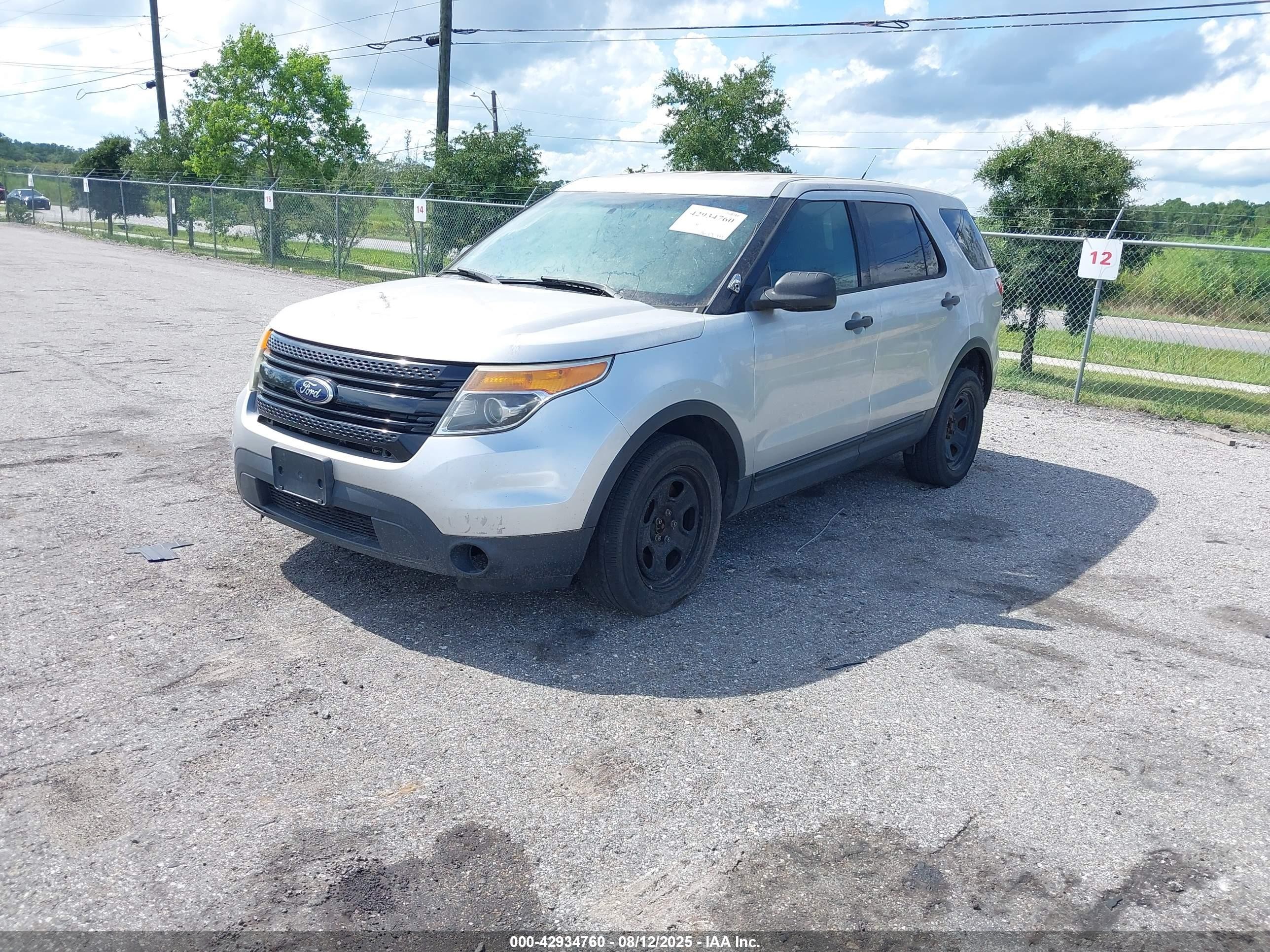 2014 Ford Police Interceptor   Silver vin: 1FM5K8AR3EGA92873