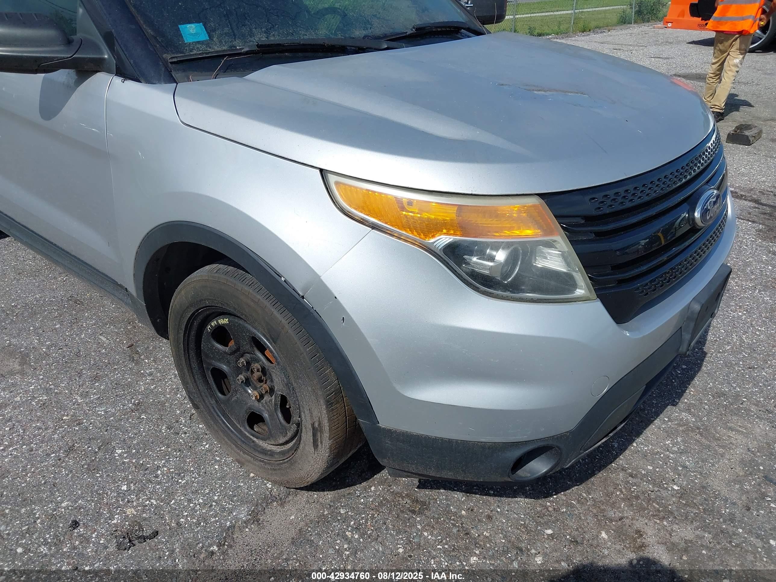 2014 Ford Police Interceptor   Silver vin: 1FM5K8AR3EGA92873