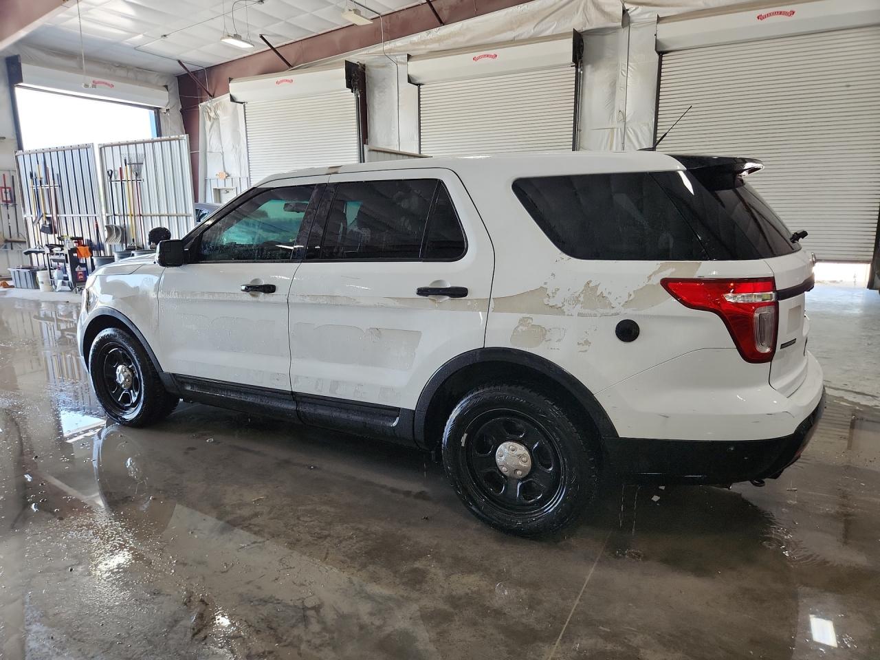 2015 Ford Explorer Police Interceptor White vin: 1FM5K8AR6FGC41634 Damage: Left Qtr Panel, Hole(S), 2 To 3 Inches