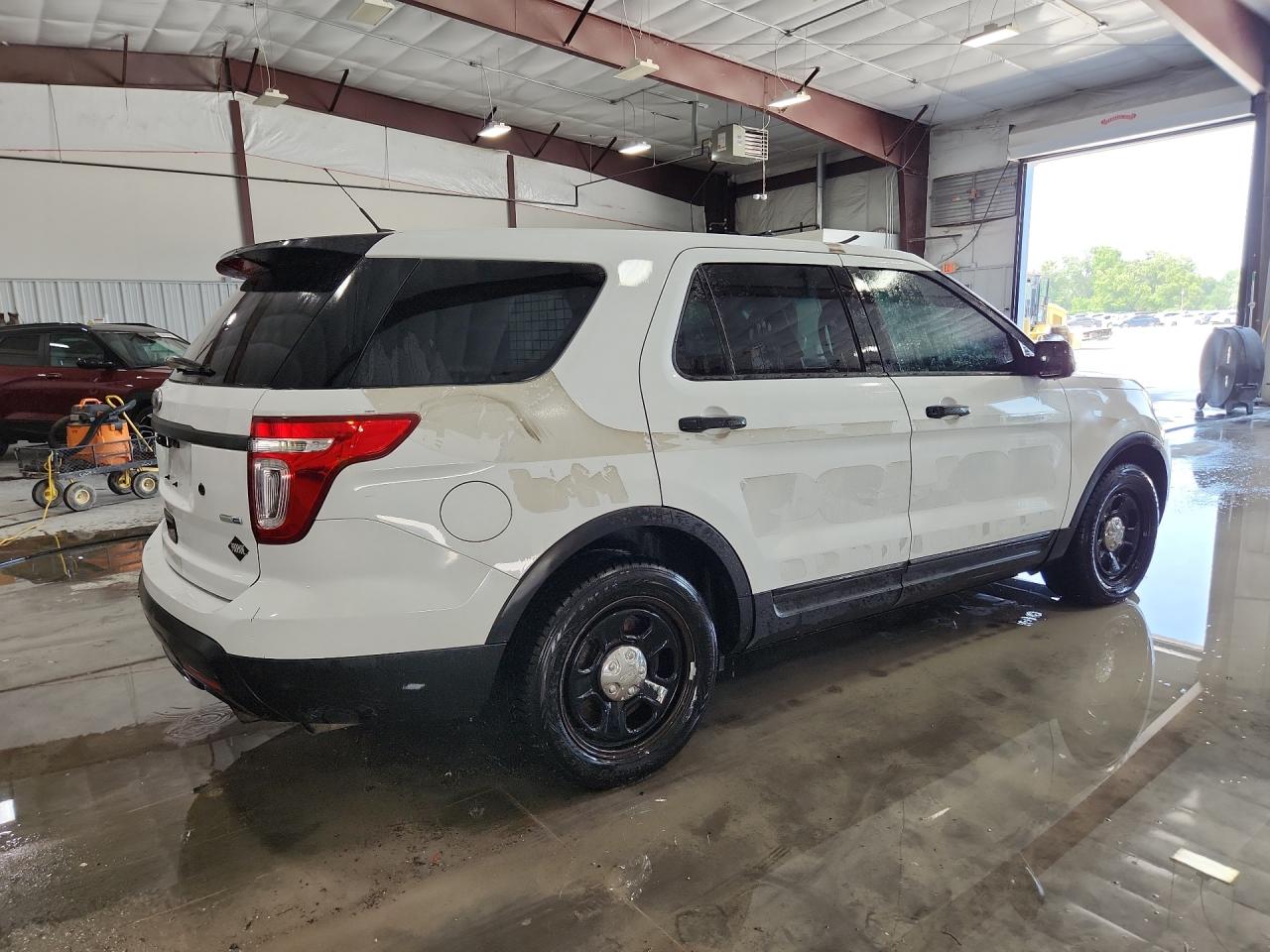 2015 Ford Explorer Police Interceptor White vin: 1FM5K8AR6FGC41634 Damage: Right Qtr Panel, Heavy Scratch, 1 To 2 Inches