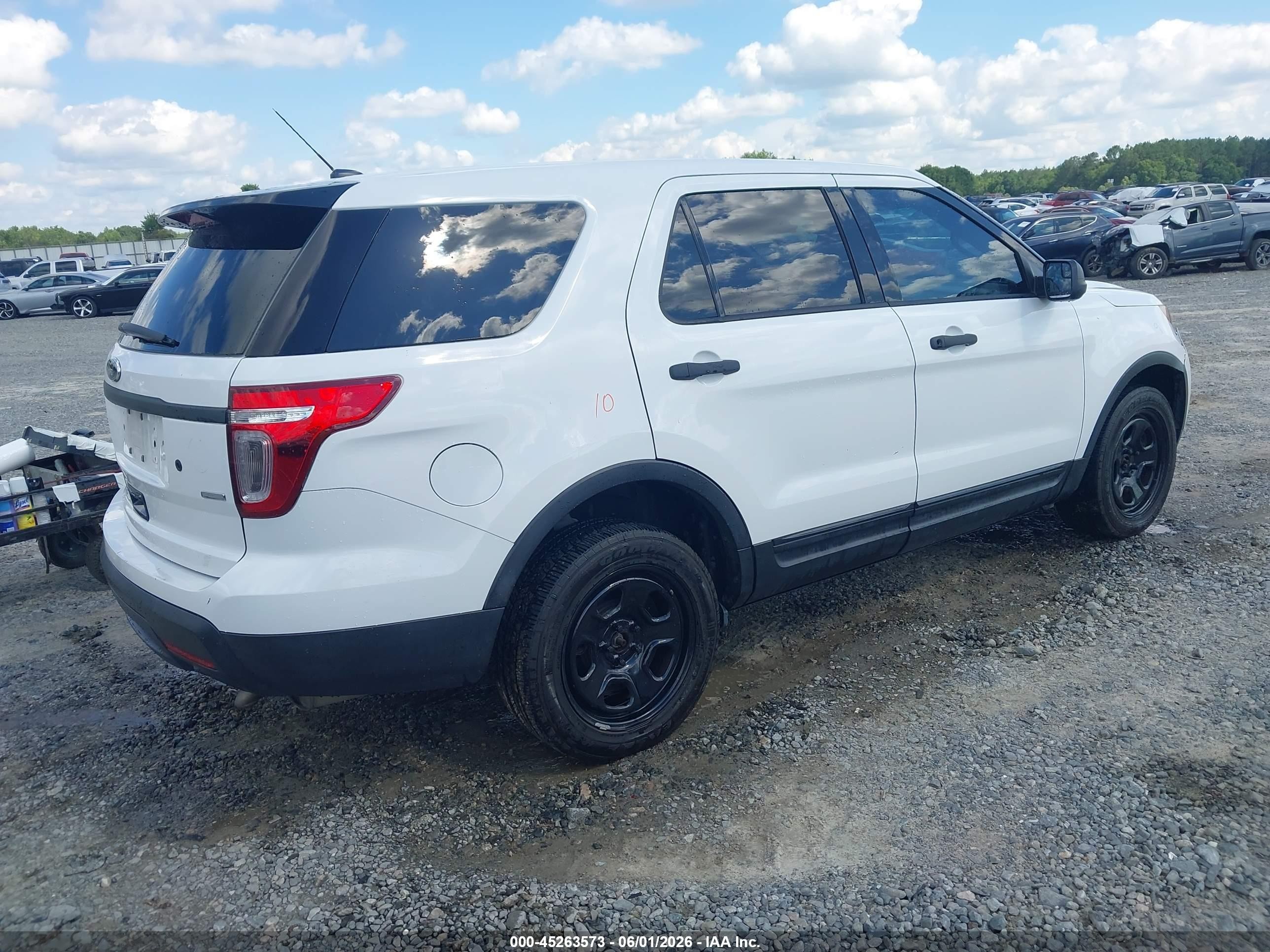 2015 Ford Utility Police Interceptor   White vin: 1FM5K8AR7FGA66374