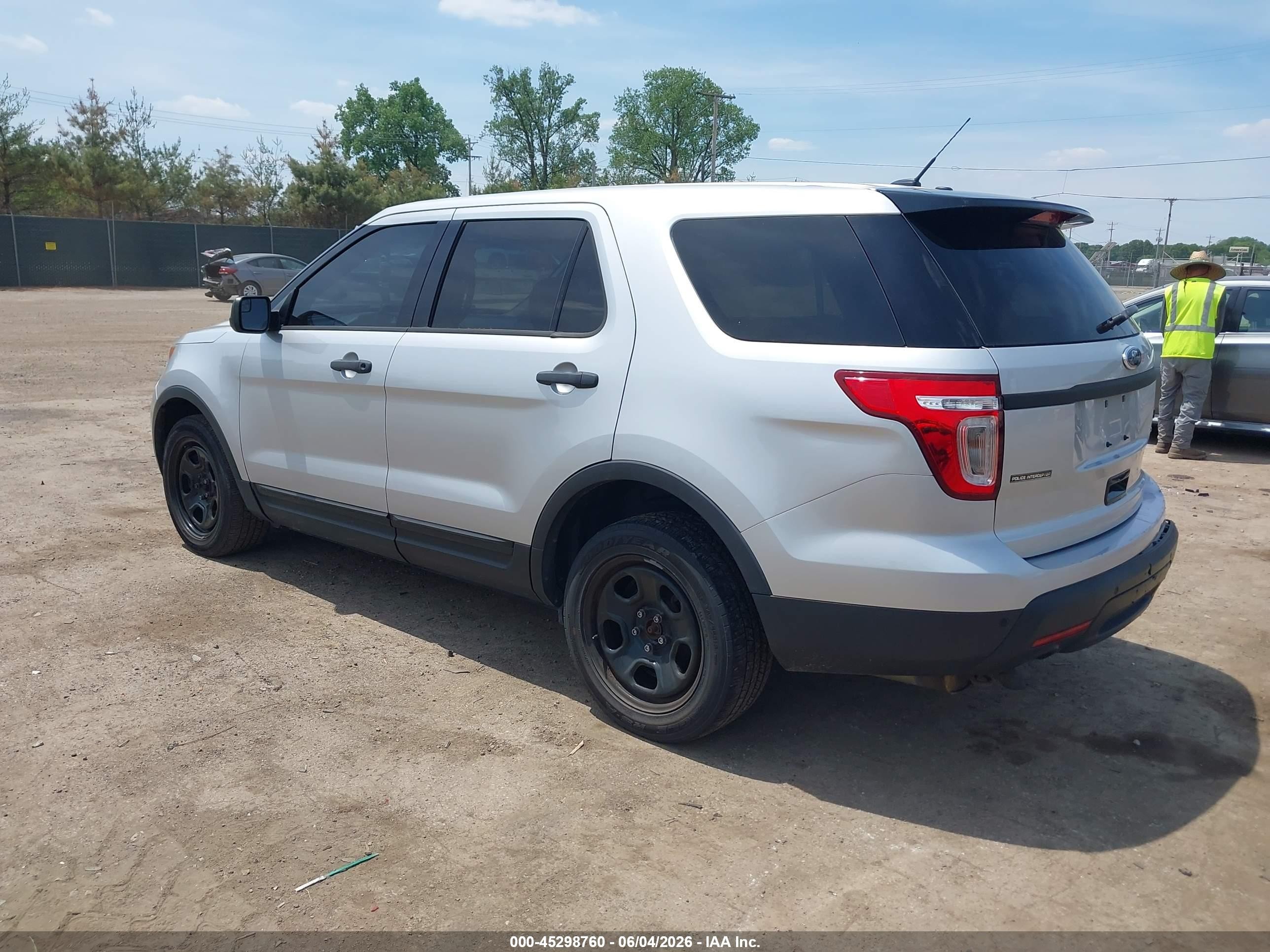 2015 Ford Utility Police Interceptor   Silver vin: 1FM5K8AR7FGC16449