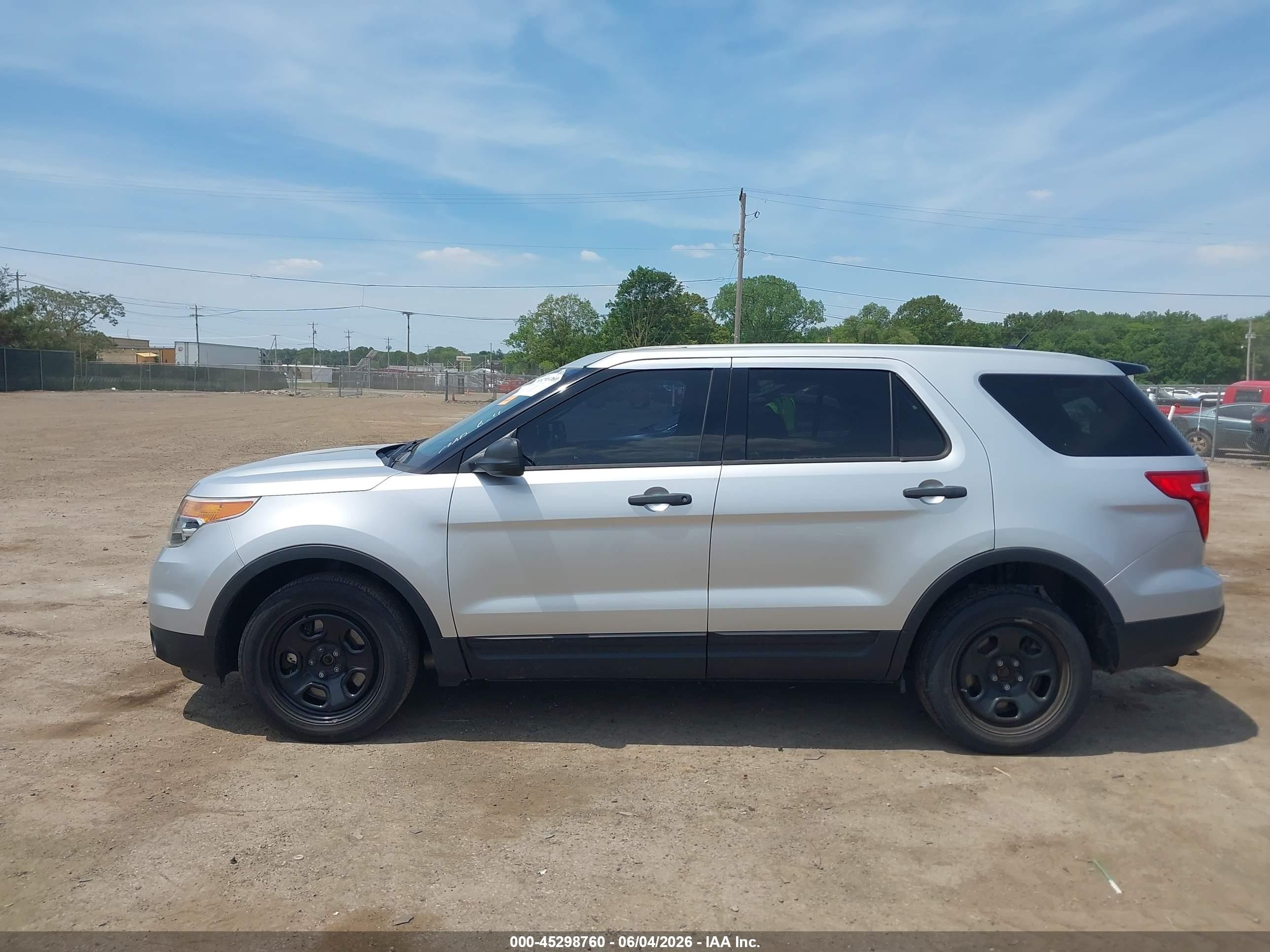 2015 Ford Utility Police Interceptor   Silver vin: 1FM5K8AR7FGC16449