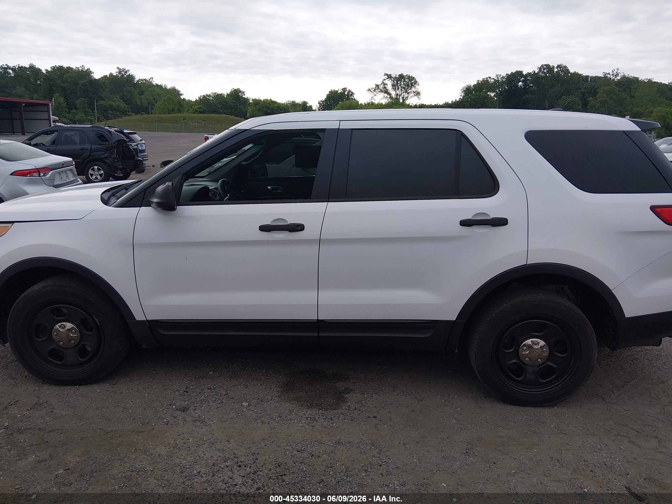 2013 Ford Utility Police Interceptor   White vin: 1FM5K8AR9DGC07071