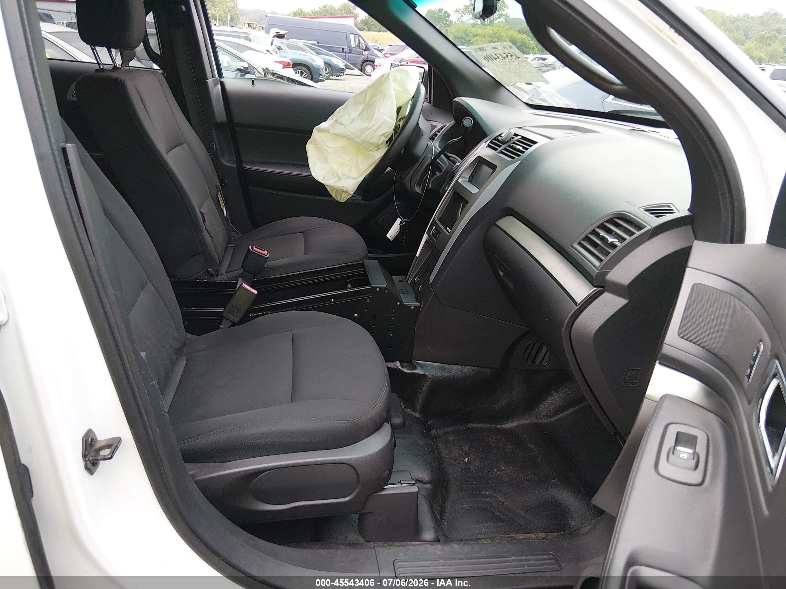 2015 Ford Utility Police Interceptor   White vin: 1FM5K8ARXFGC09057