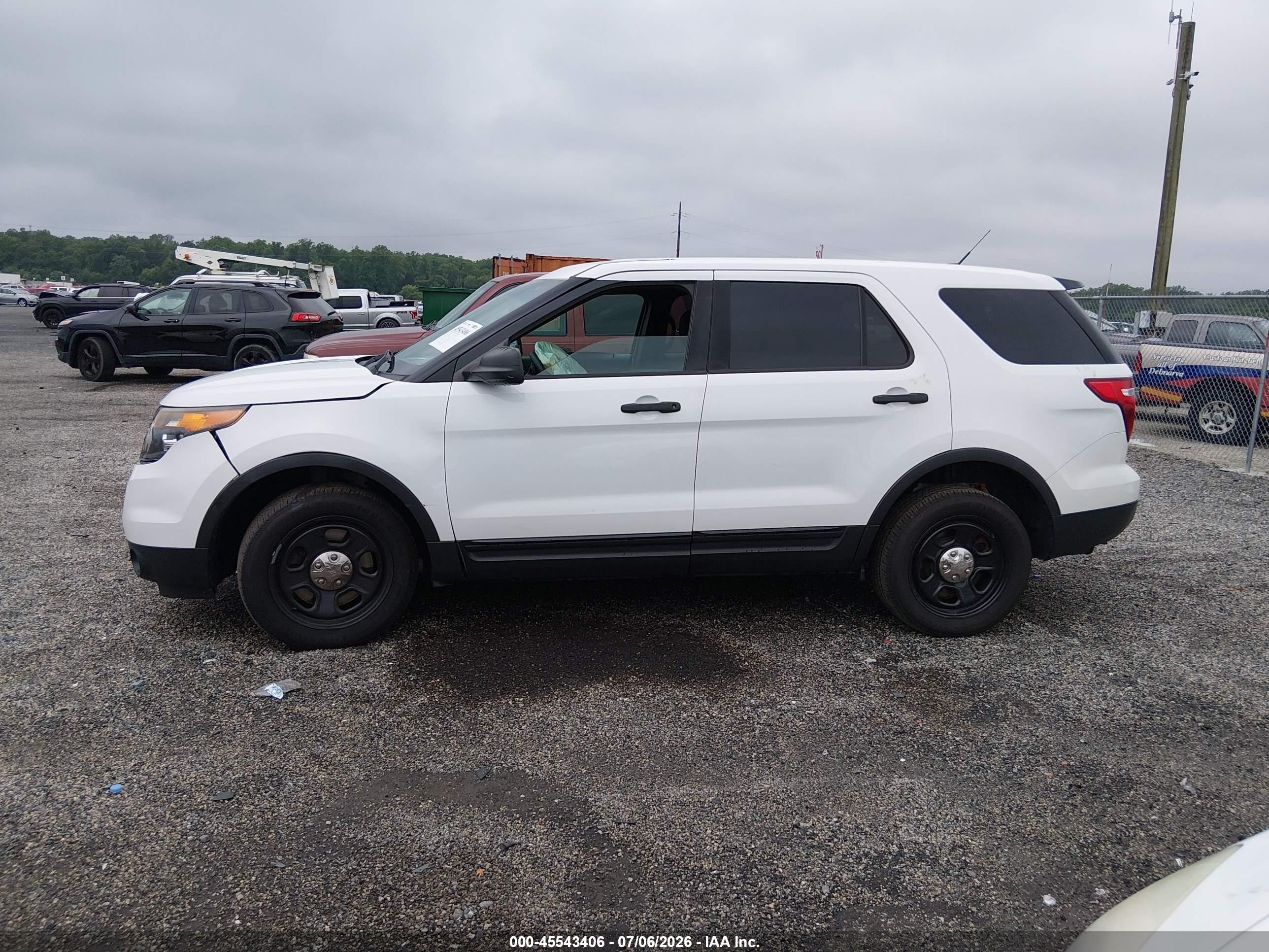2015 Ford Utility Police Interceptor   White vin: 1FM5K8ARXFGC09057