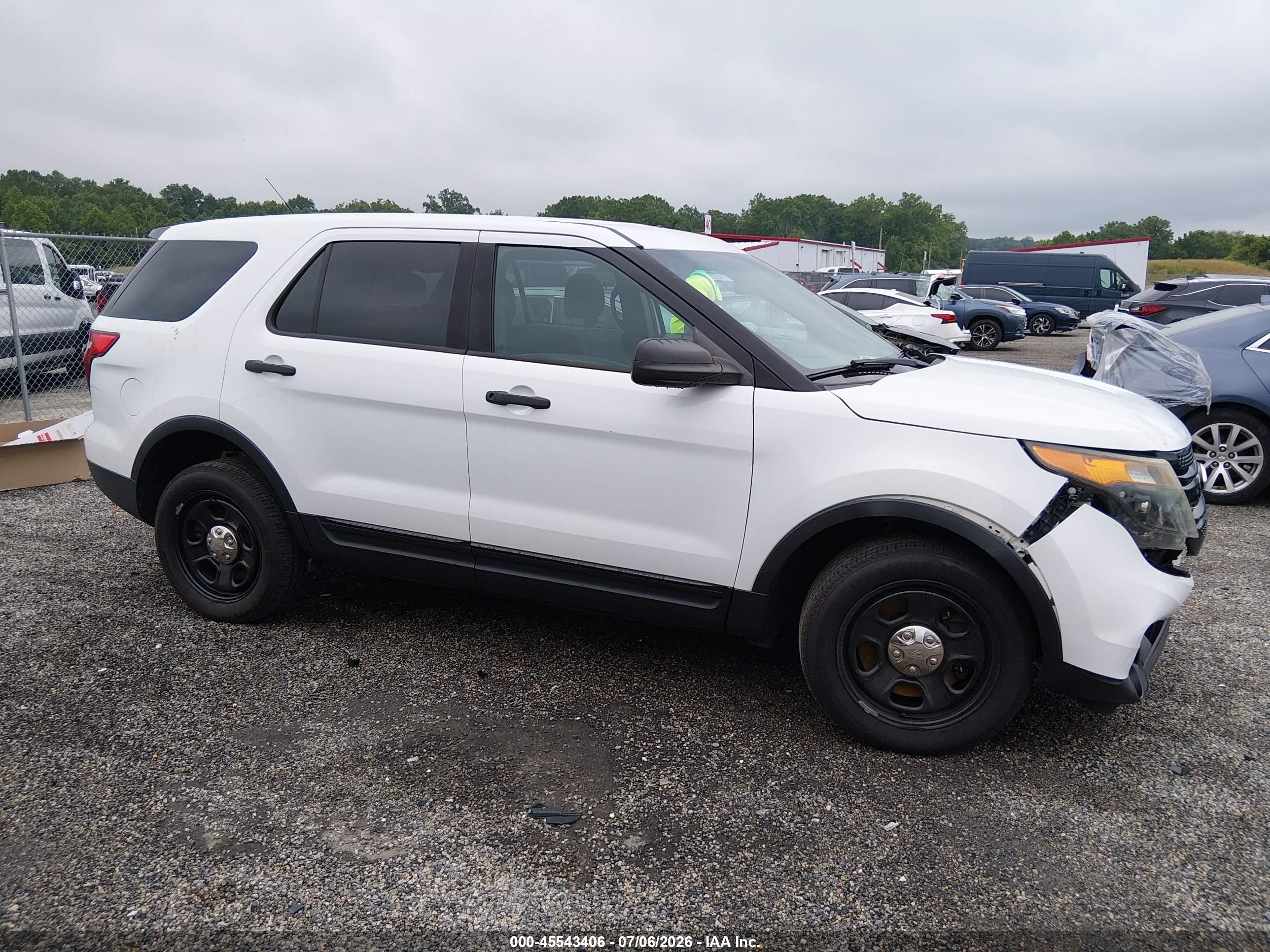 2015 Ford Utility Police Interceptor   White vin: 1FM5K8ARXFGC09057