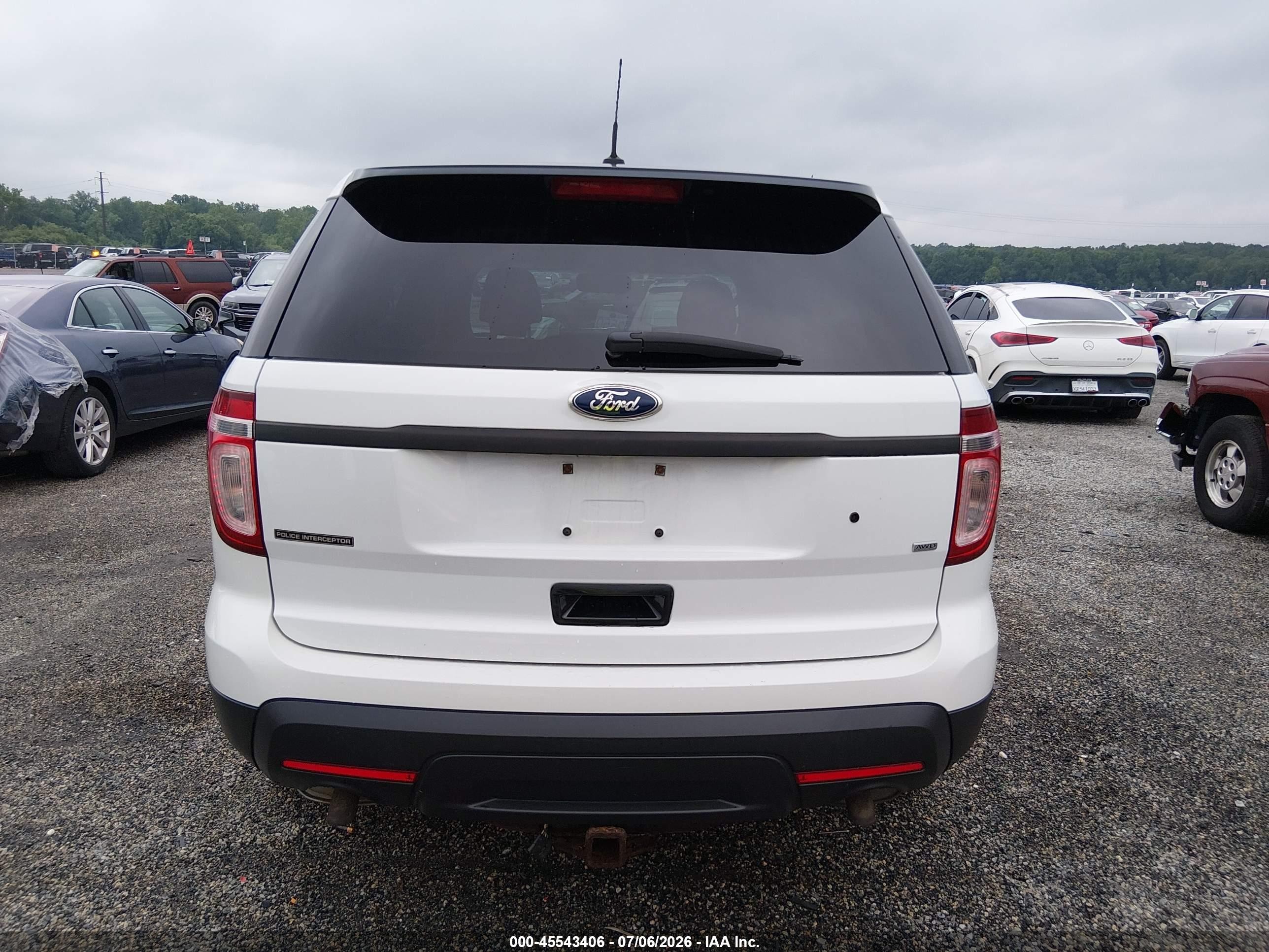 2015 Ford Utility Police Interceptor   White vin: 1FM5K8ARXFGC09057