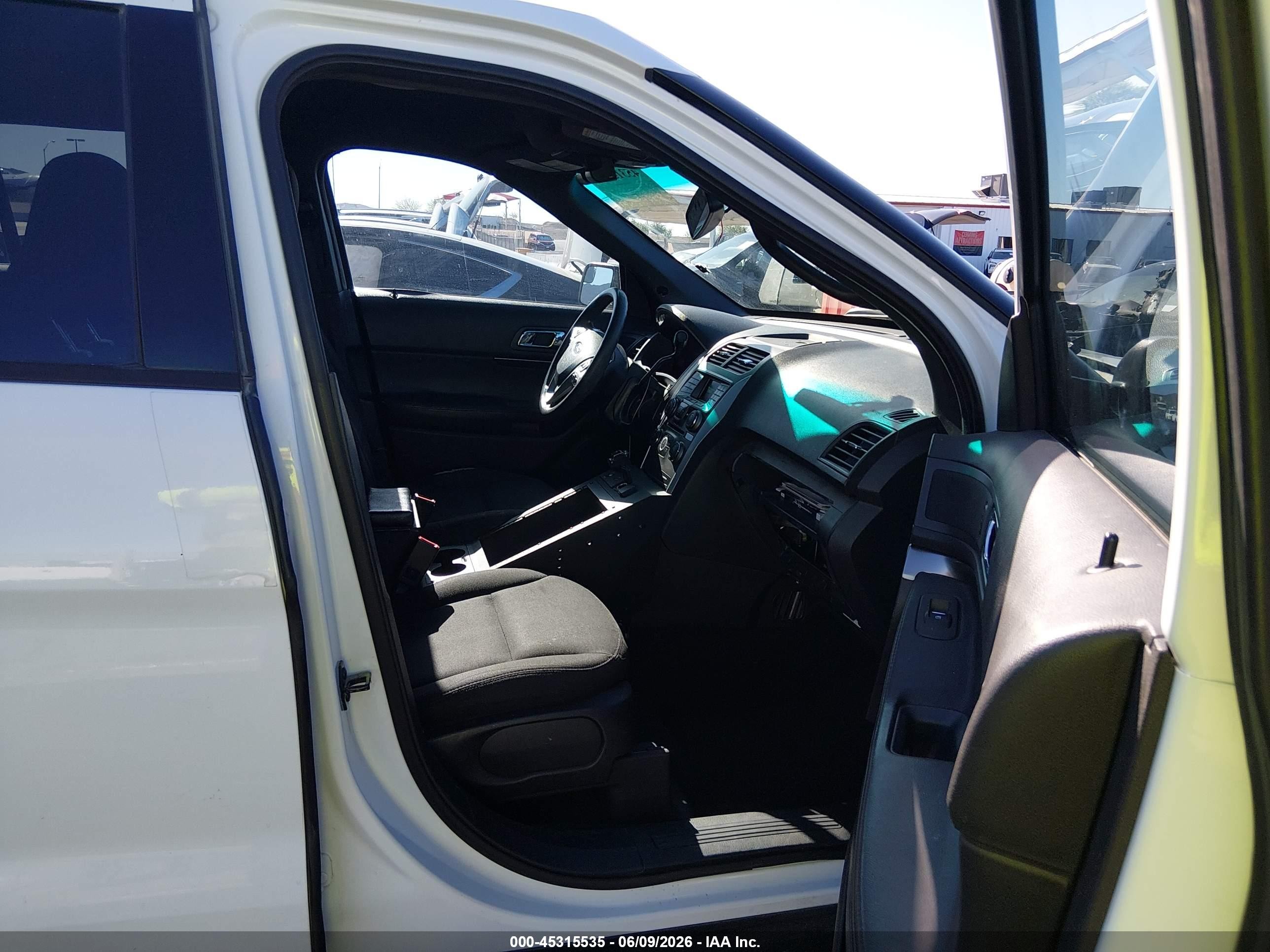 2015 Ford Utility Police Interceptor   White vin: 1FM5K8AT4FGB32522