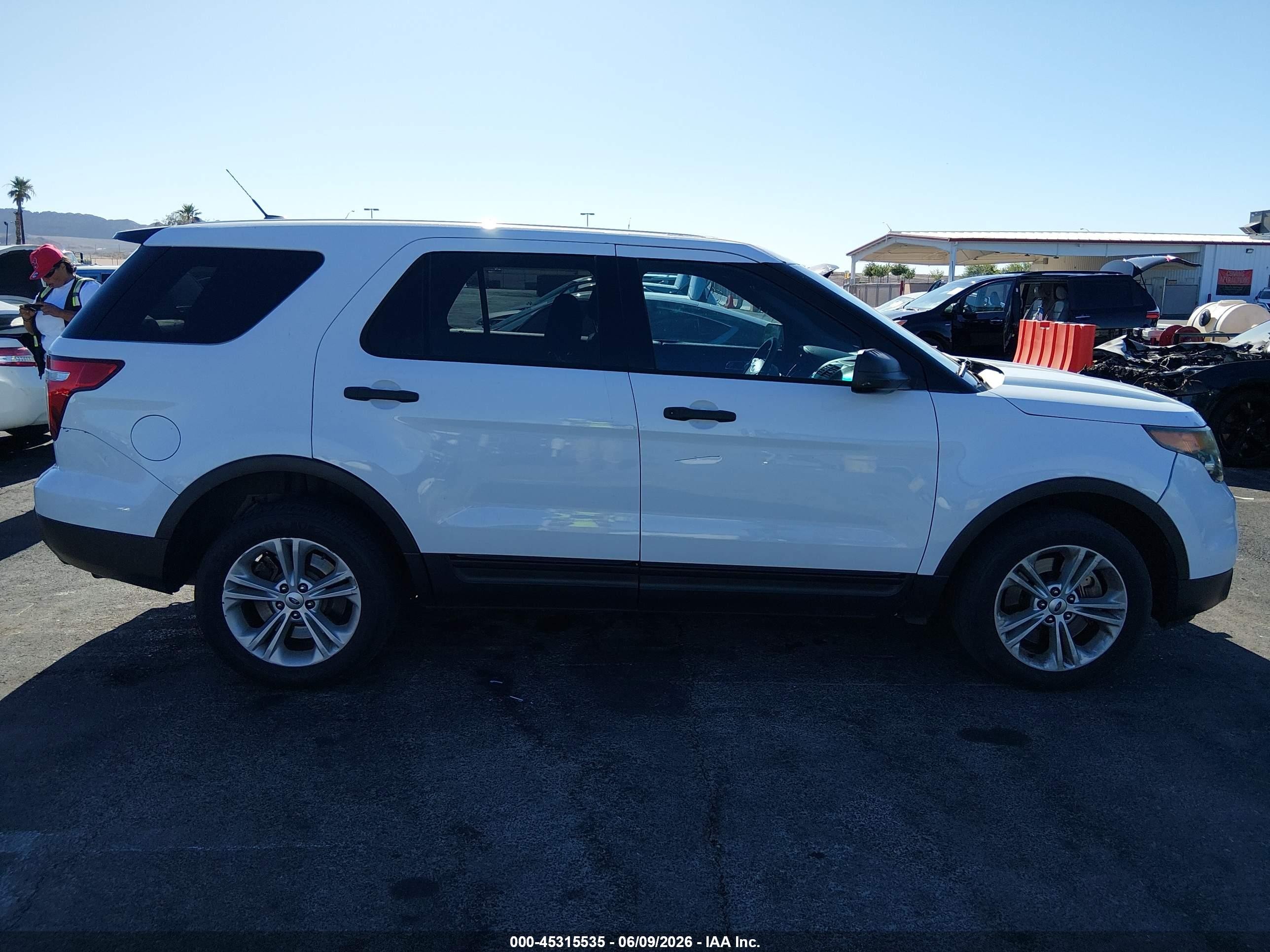 2015 Ford Utility Police Interceptor   White vin: 1FM5K8AT4FGB32522