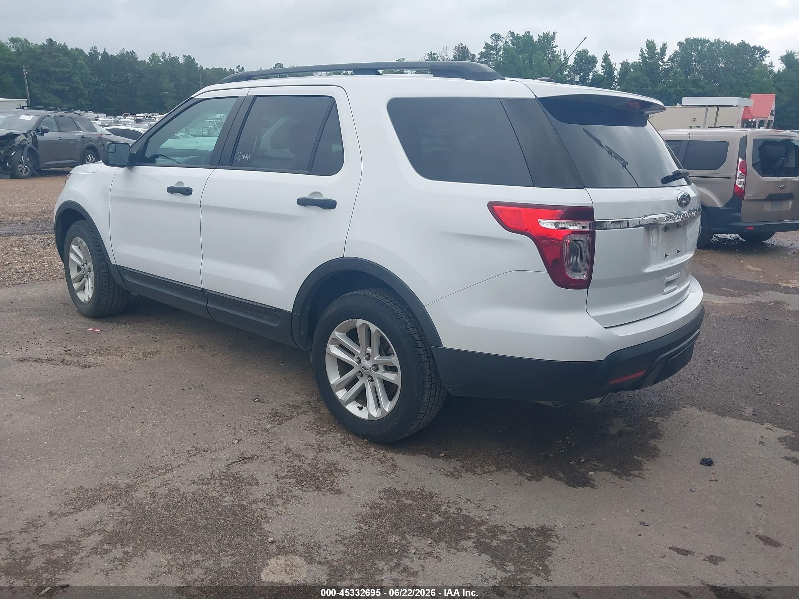 2015 Ford Explorer   White vin: 1FM5K8B81FGC28649
