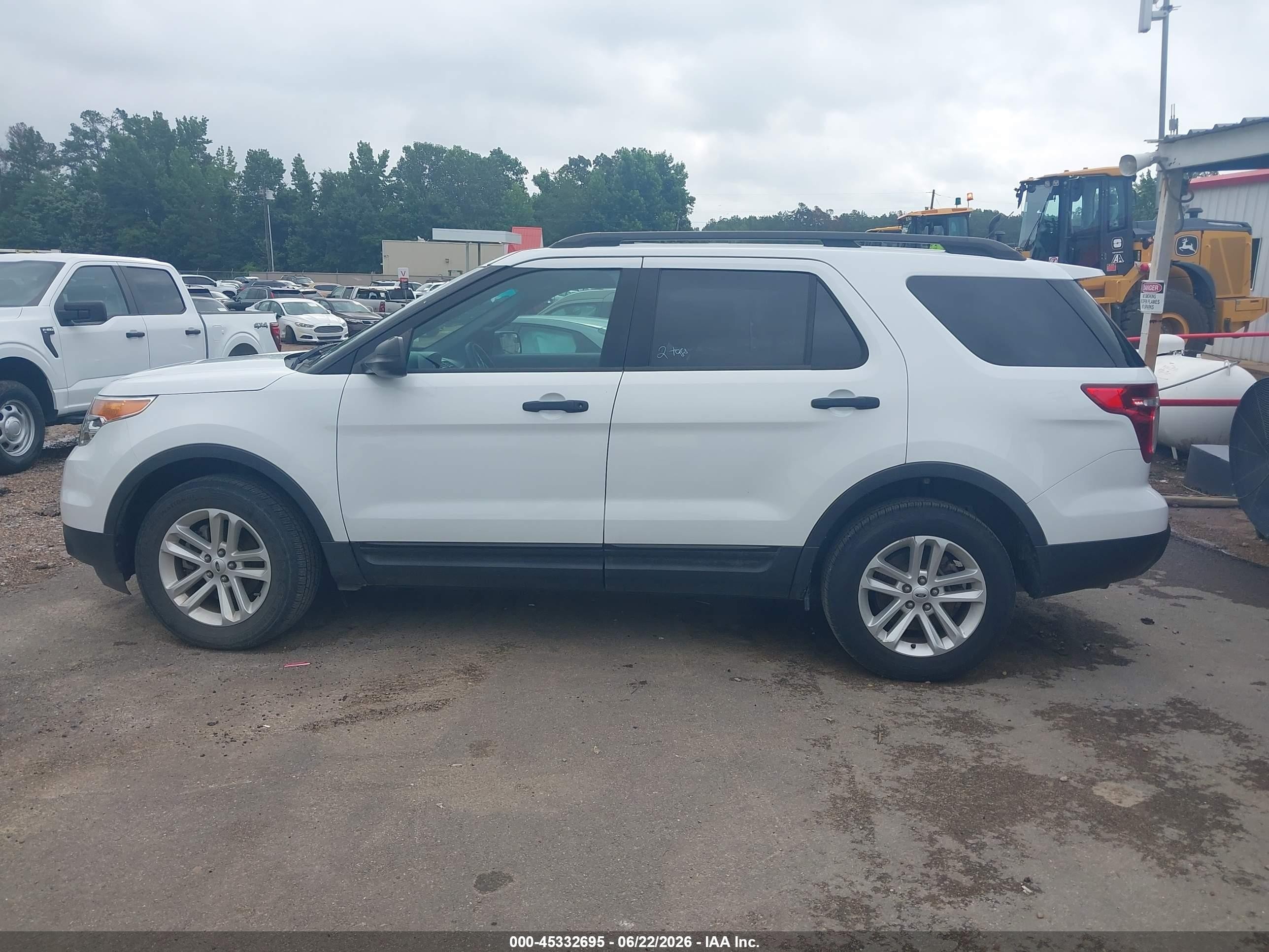 2015 Ford Explorer   White vin: 1FM5K8B81FGC28649