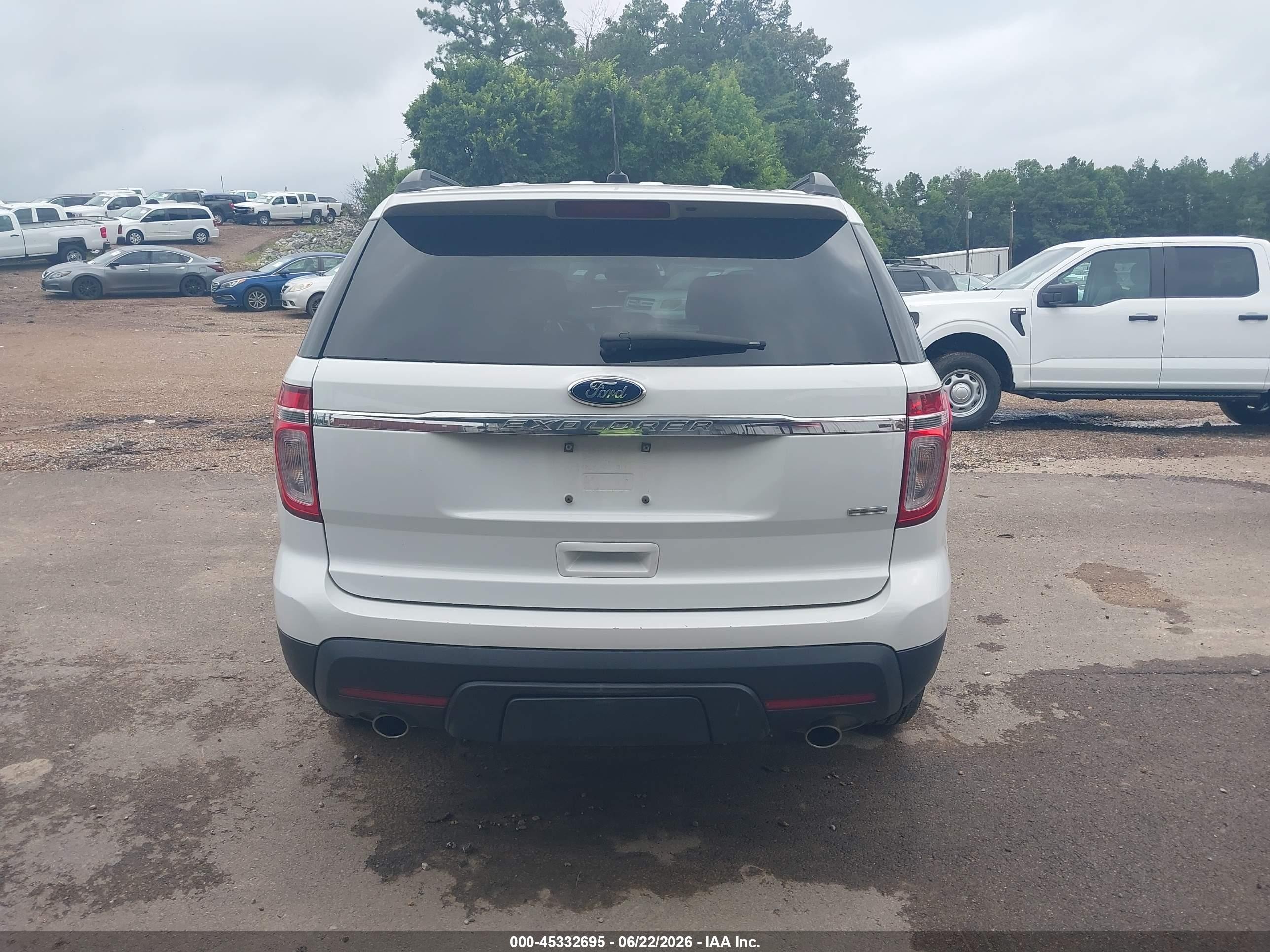 2015 Ford Explorer   White vin: 1FM5K8B81FGC28649
