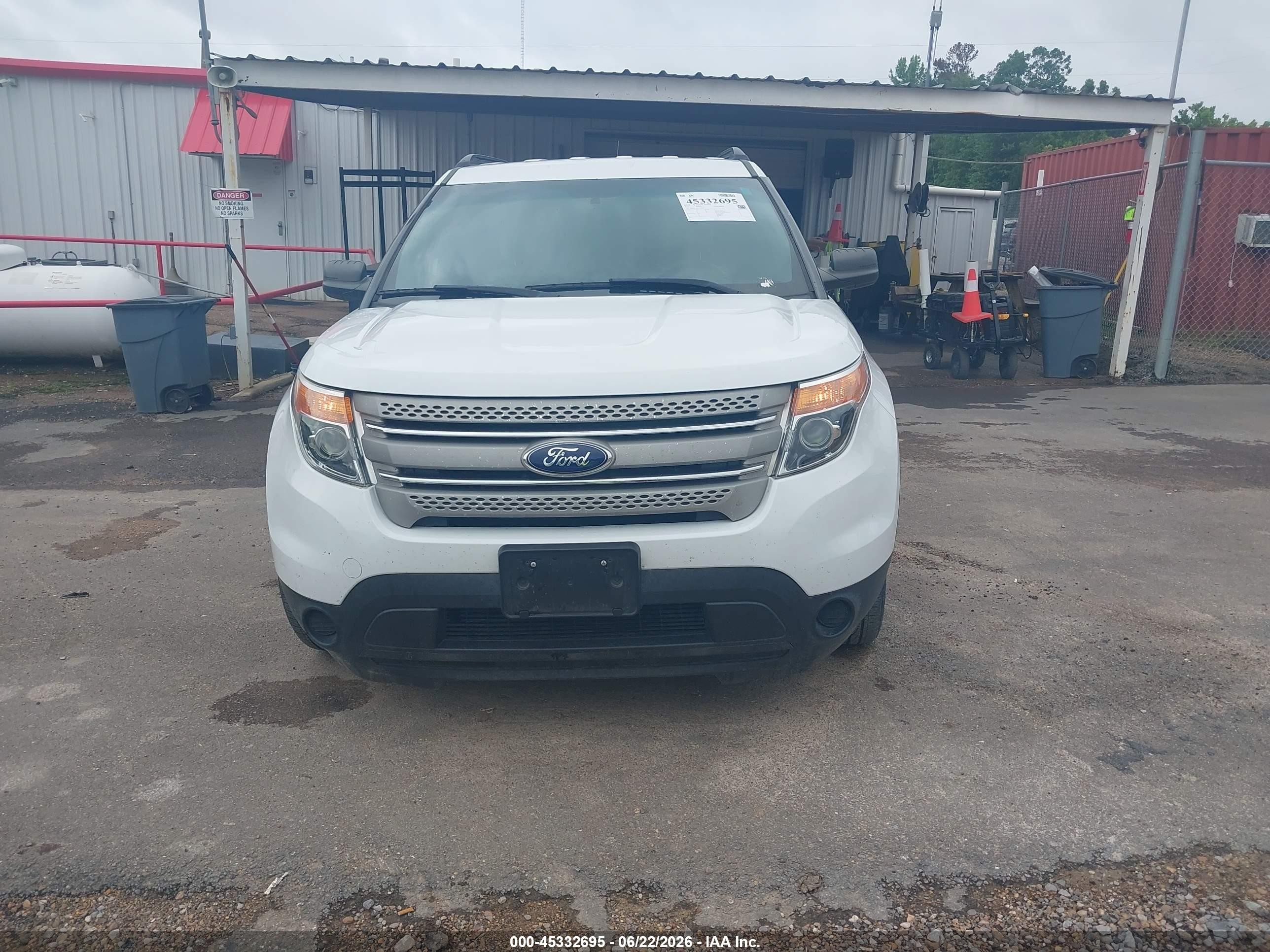 2015 Ford Explorer   White vin: 1FM5K8B81FGC28649