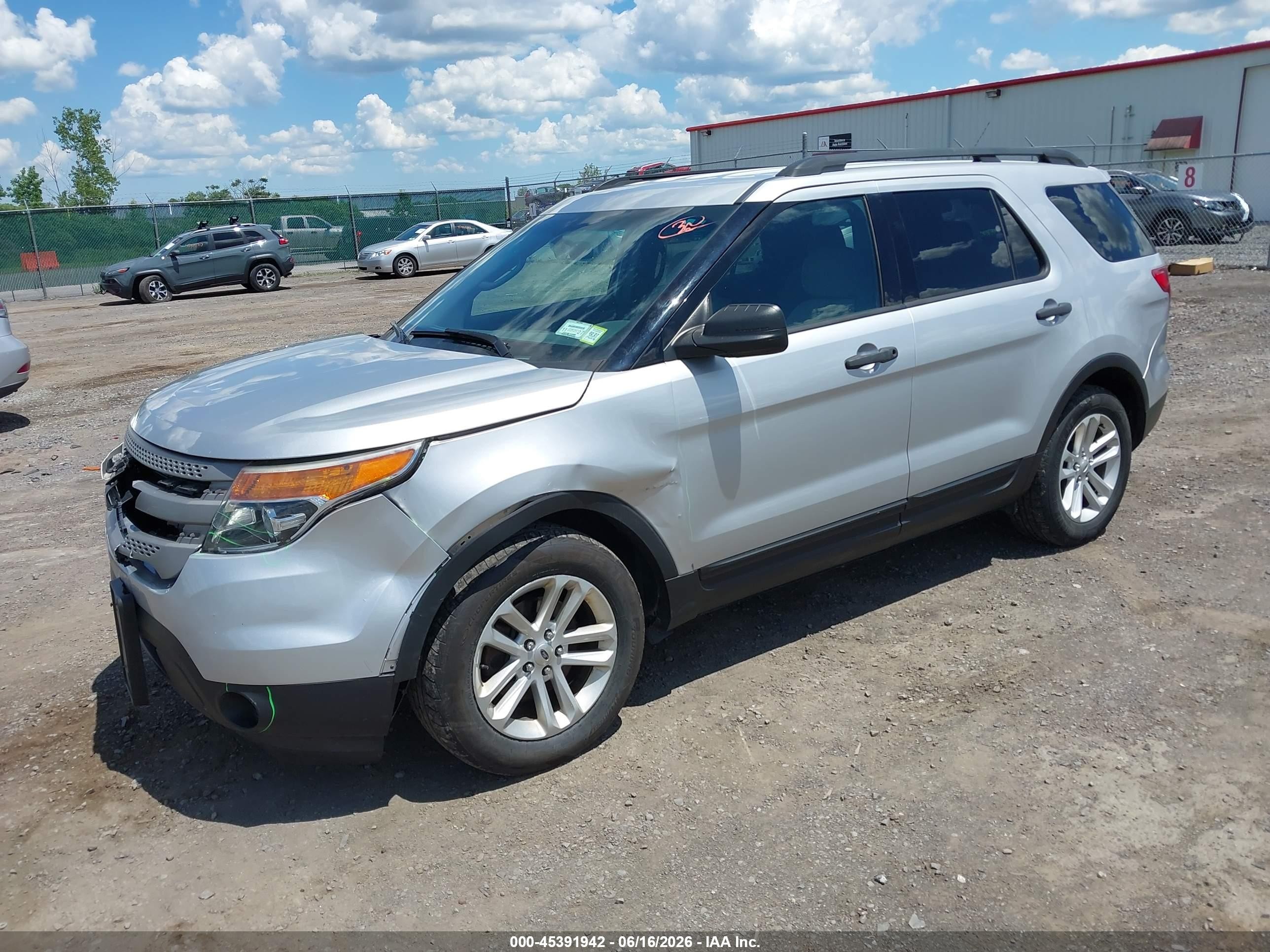 2015 Ford Explorer   Серебряный vin: 1FM5K8B82FGA81984