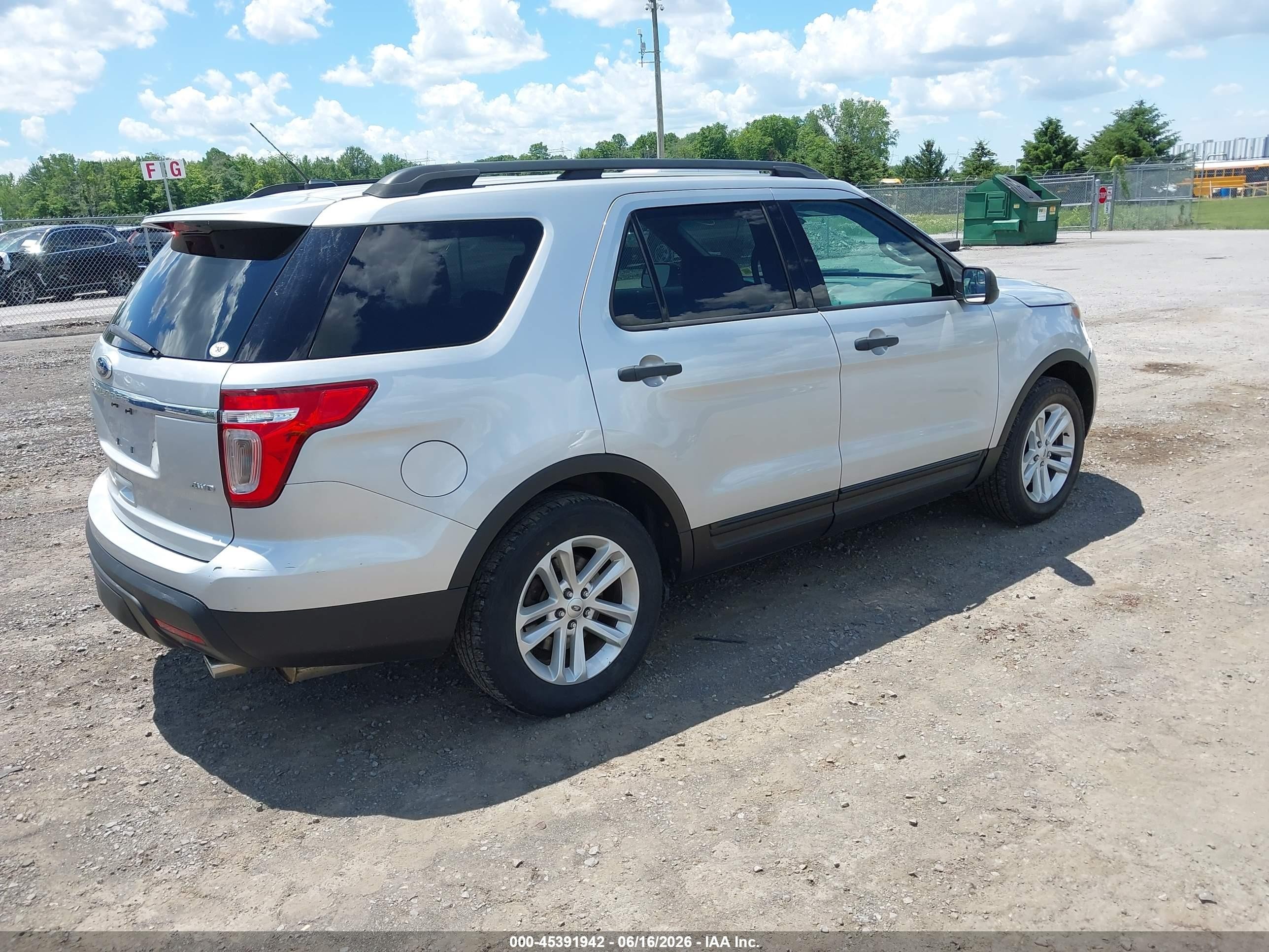 2015 Ford Explorer   Серебряный vin: 1FM5K8B82FGA81984