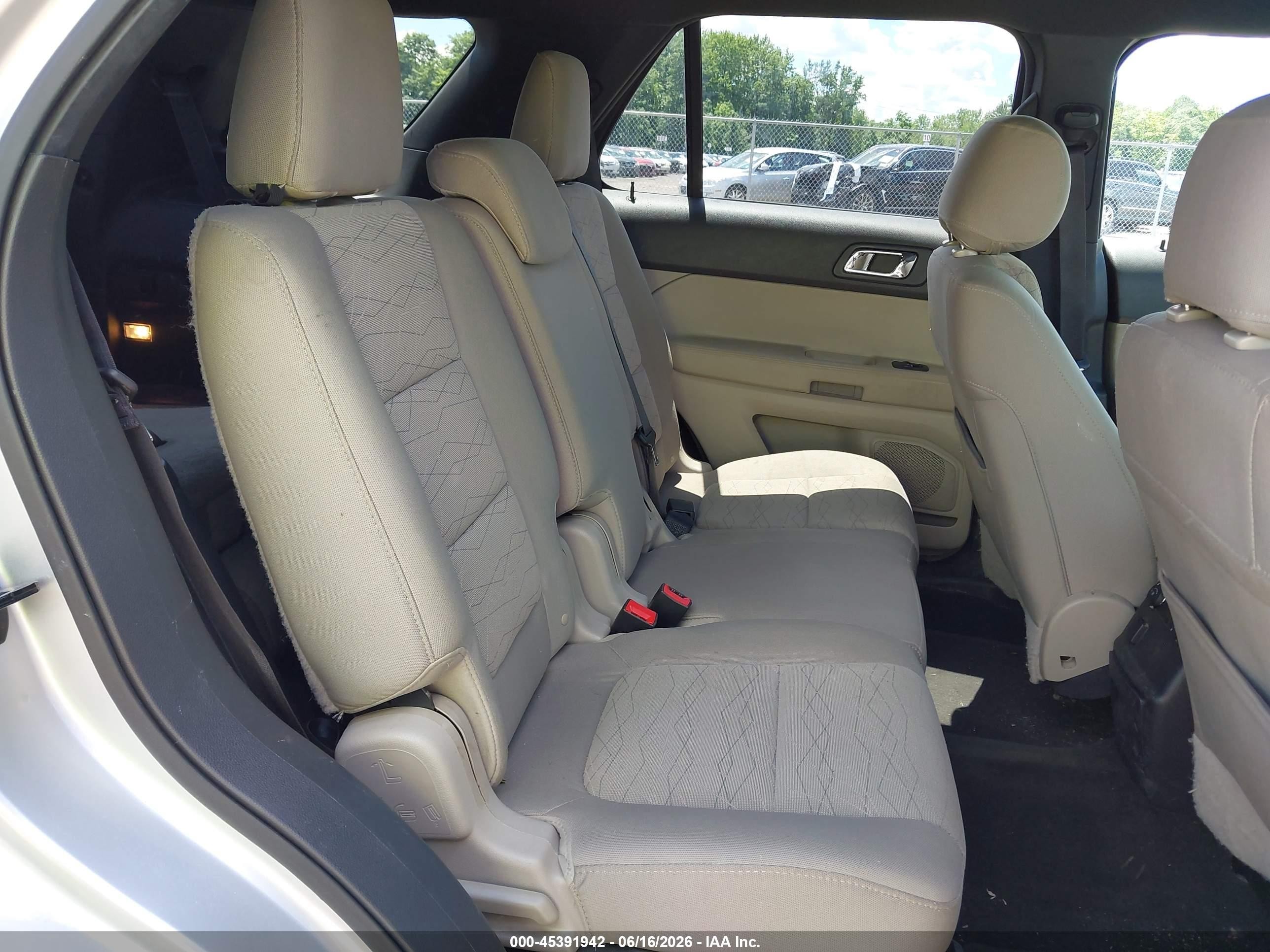 2015 Ford Explorer   Серебряный vin: 1FM5K8B82FGA81984