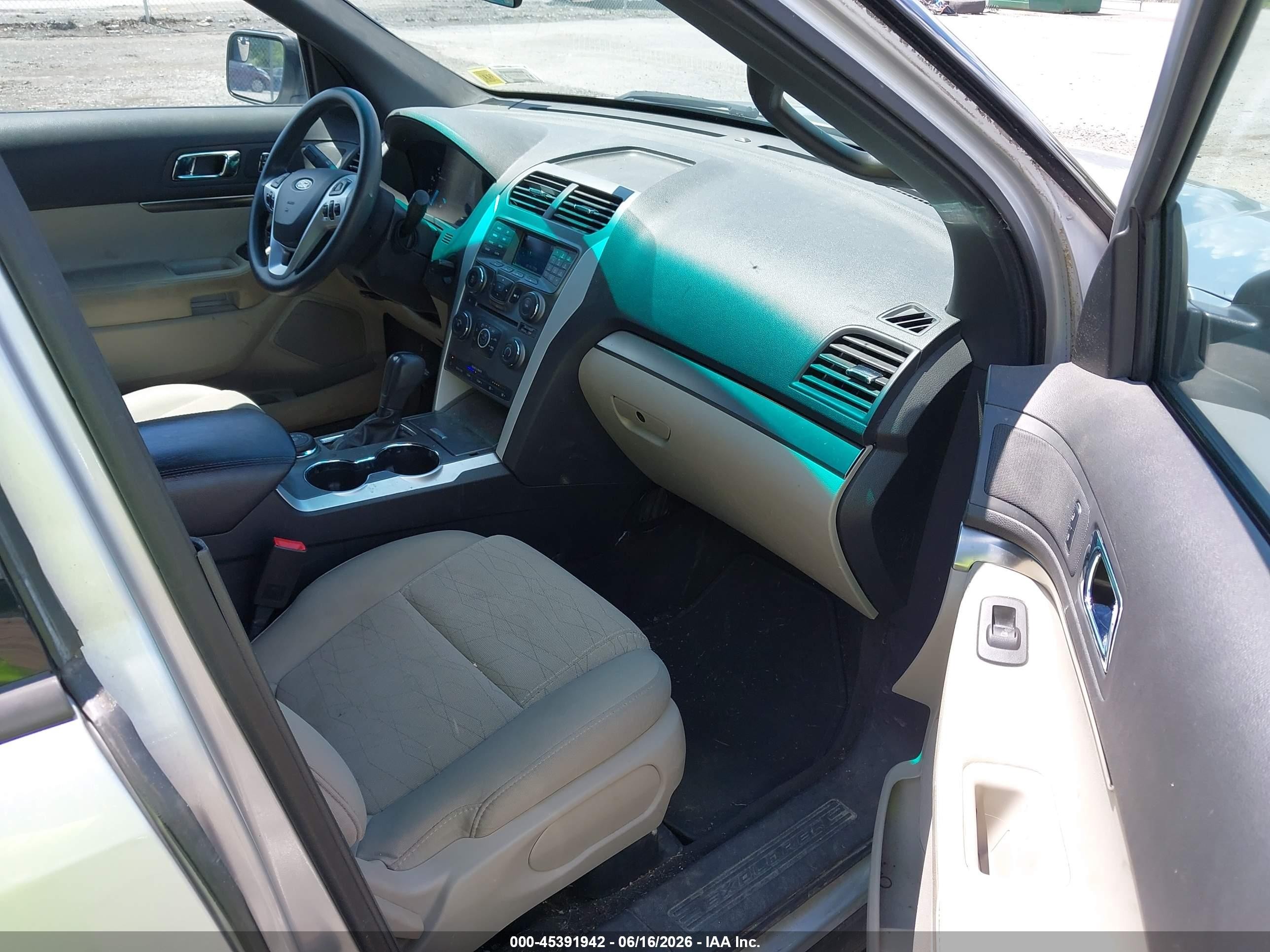 2015 Ford Explorer   Серебряный vin: 1FM5K8B82FGA81984