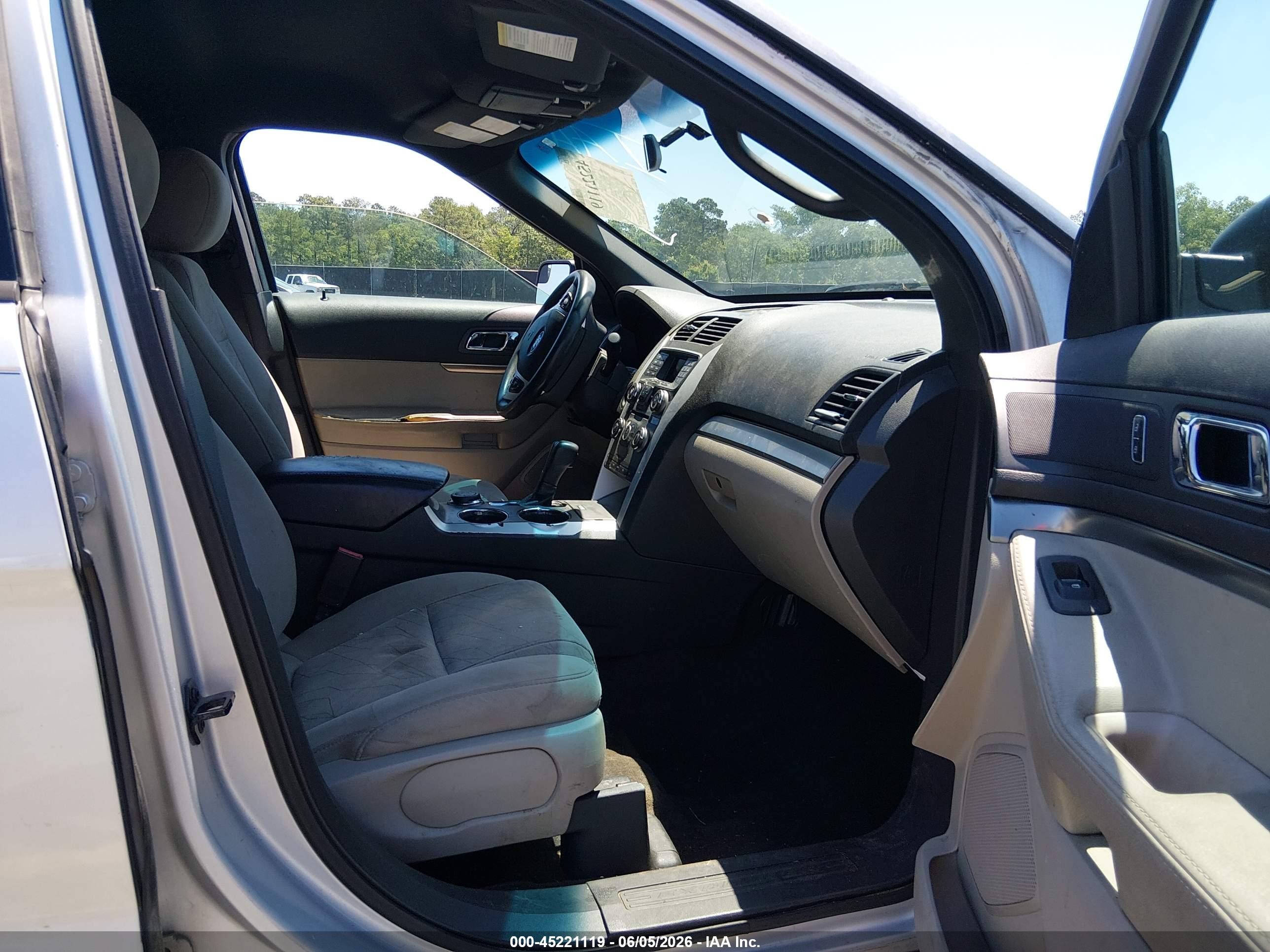 2014 Ford Explorer   Silver vin: 1FM5K8B84EGA35958