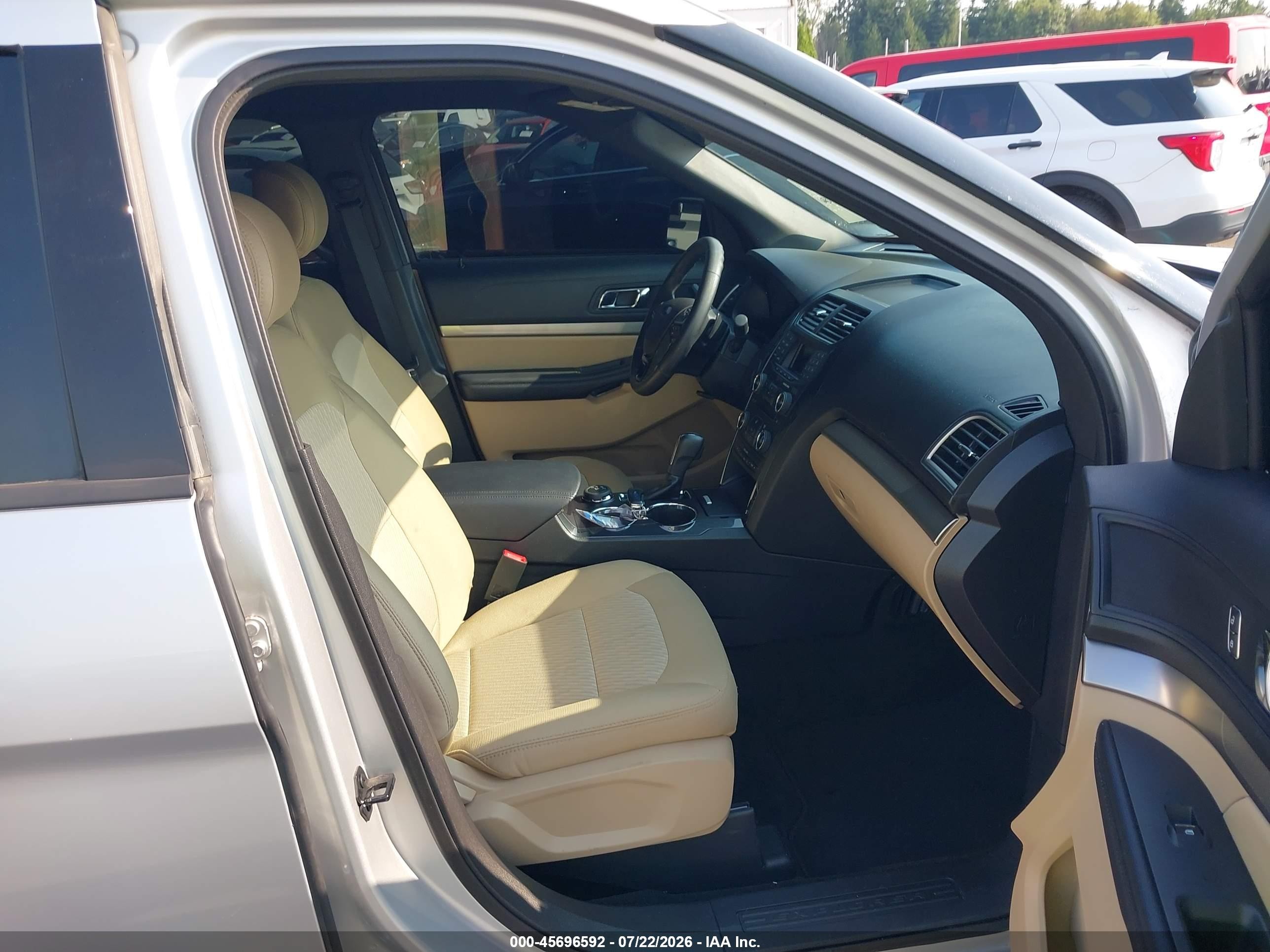 2017 Ford Explorer   Серебряный vin: 1FM5K8B84HGC63687