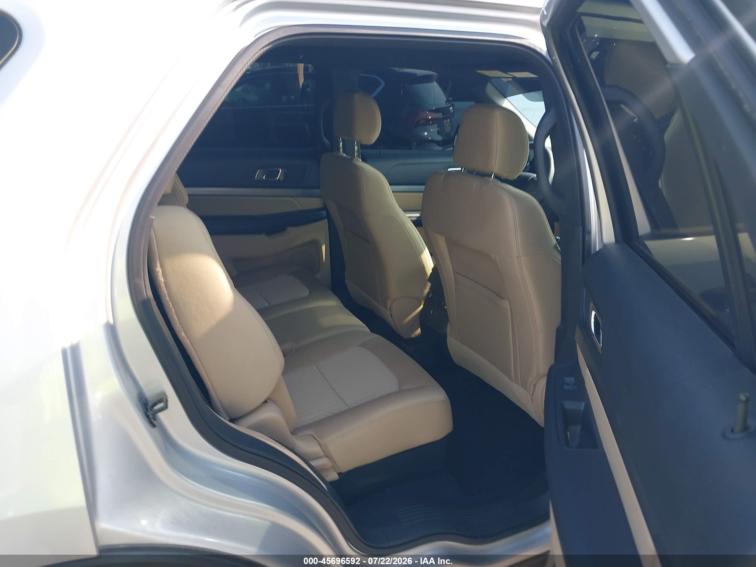 2017 Ford Explorer   Серебряный vin: 1FM5K8B84HGC63687