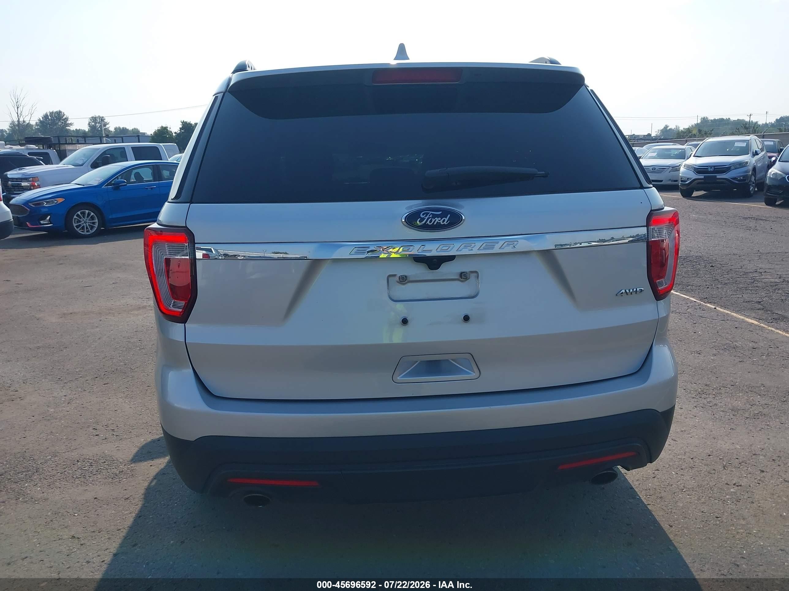 2017 Ford Explorer   Серебряный vin: 1FM5K8B84HGC63687