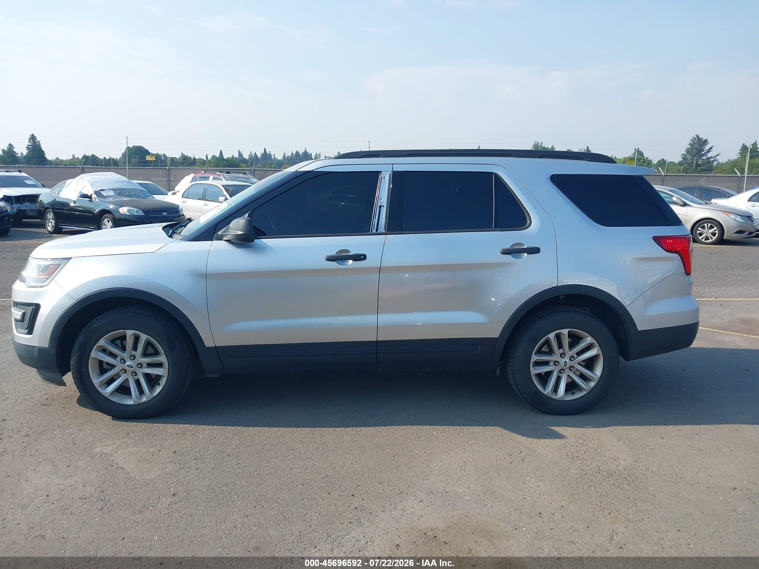 2017 Ford Explorer   Серебряный vin: 1FM5K8B84HGC63687