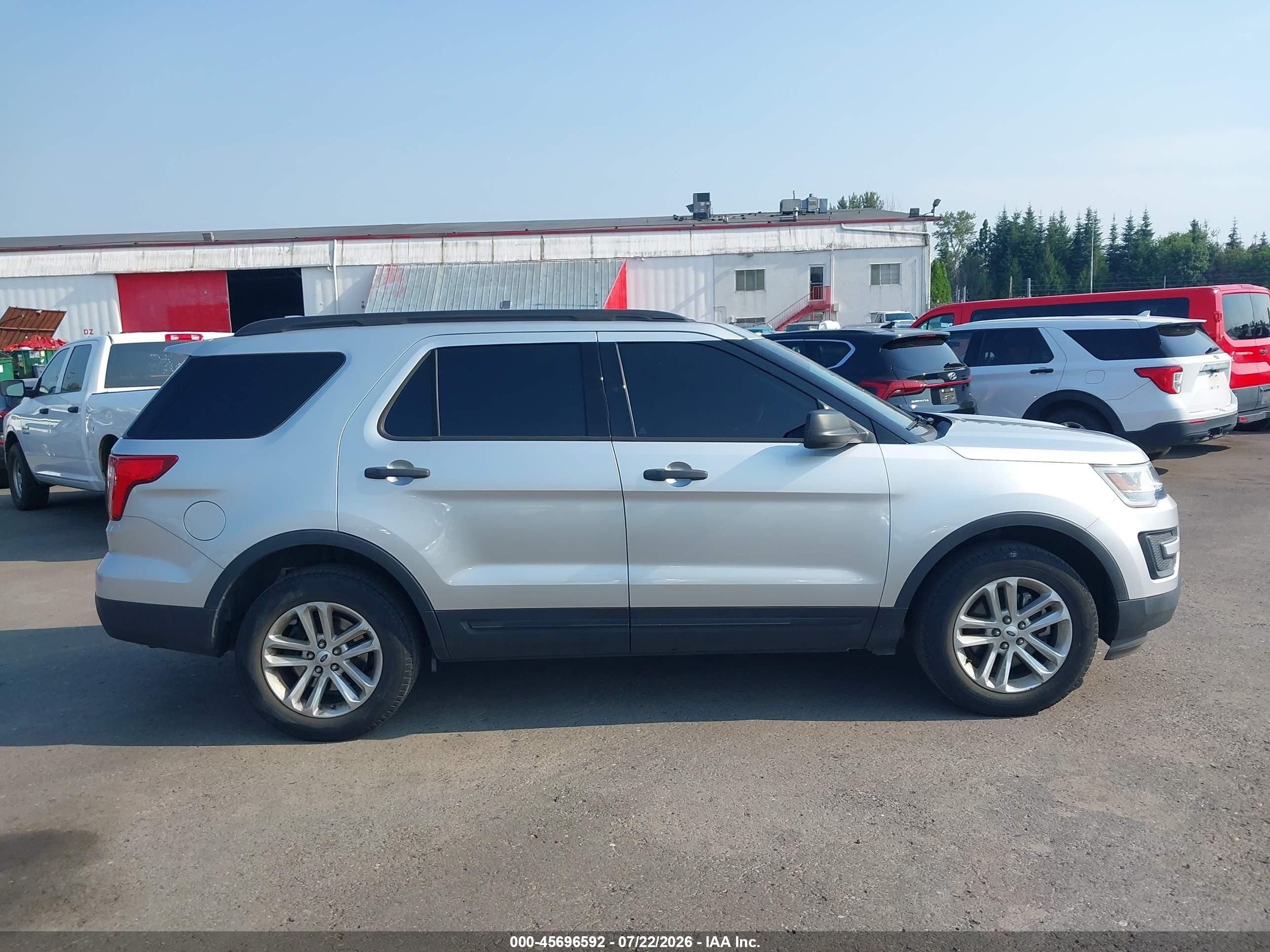 2017 Ford Explorer   Серебряный vin: 1FM5K8B84HGC63687