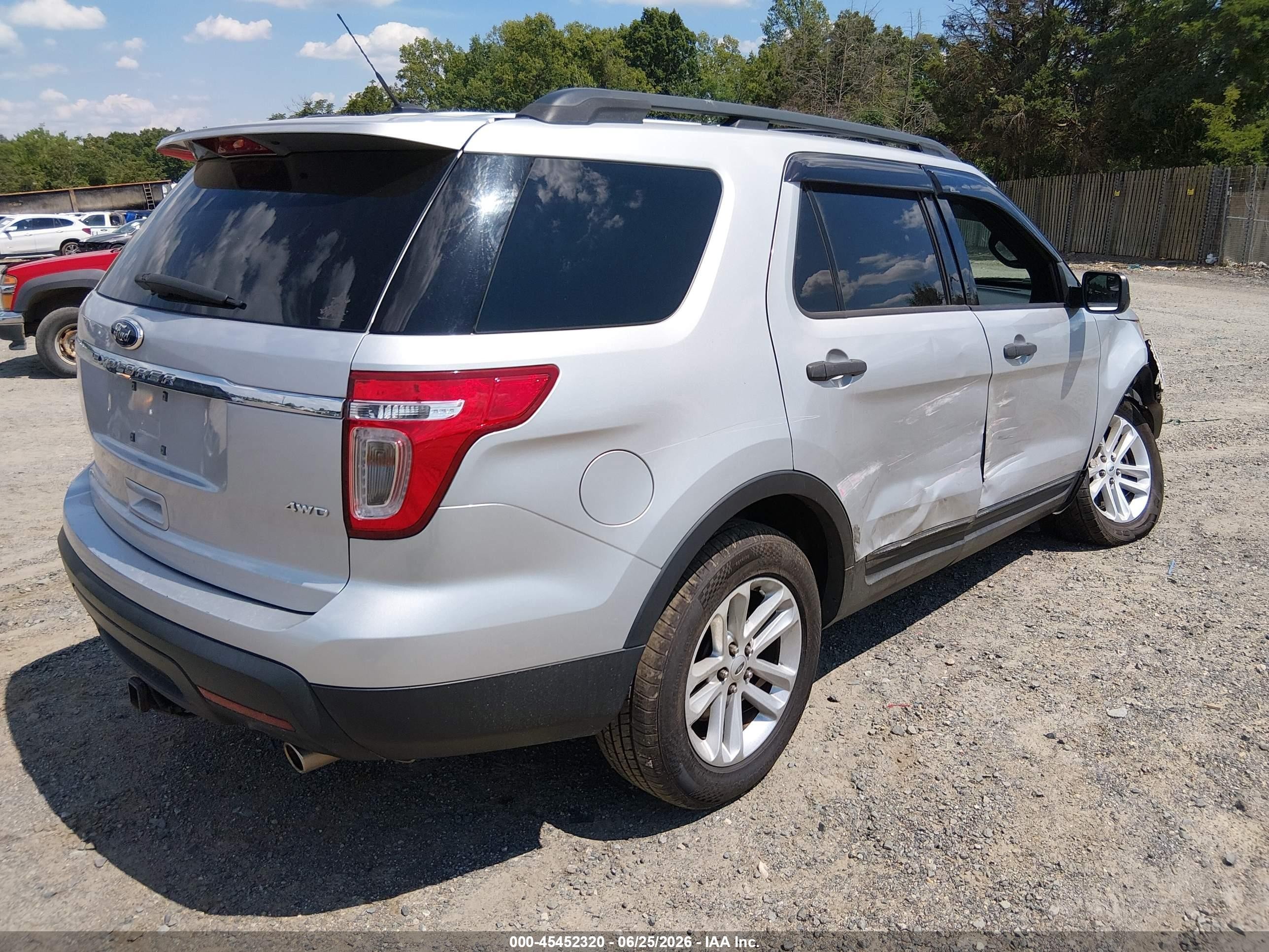 2015 Ford Explorer Silver vin: 1FM5K8B85FGA39017