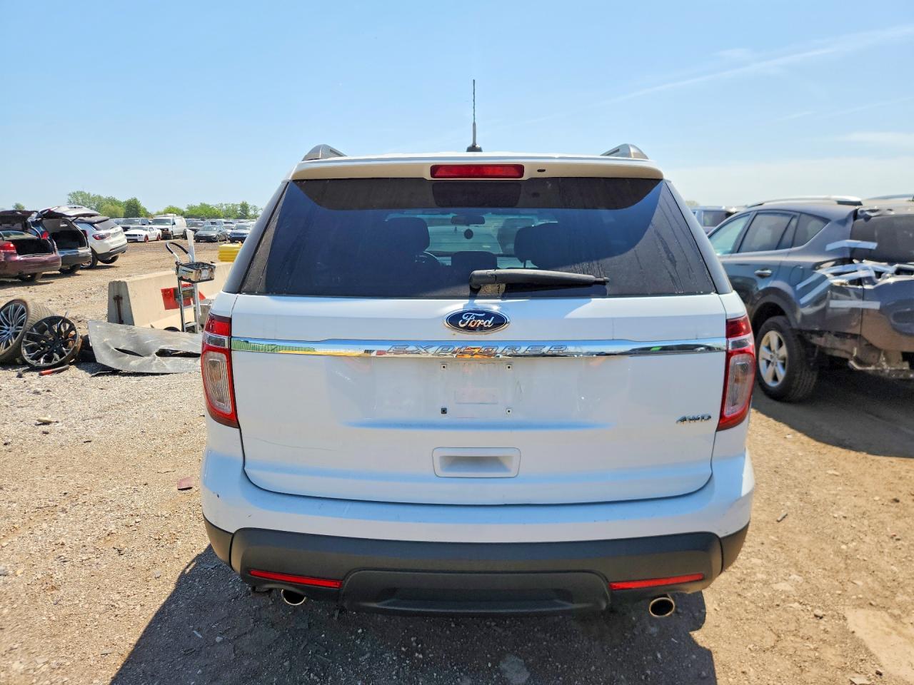 2015 Ford Explorer White vin: 1FM5K8B85FGB70612