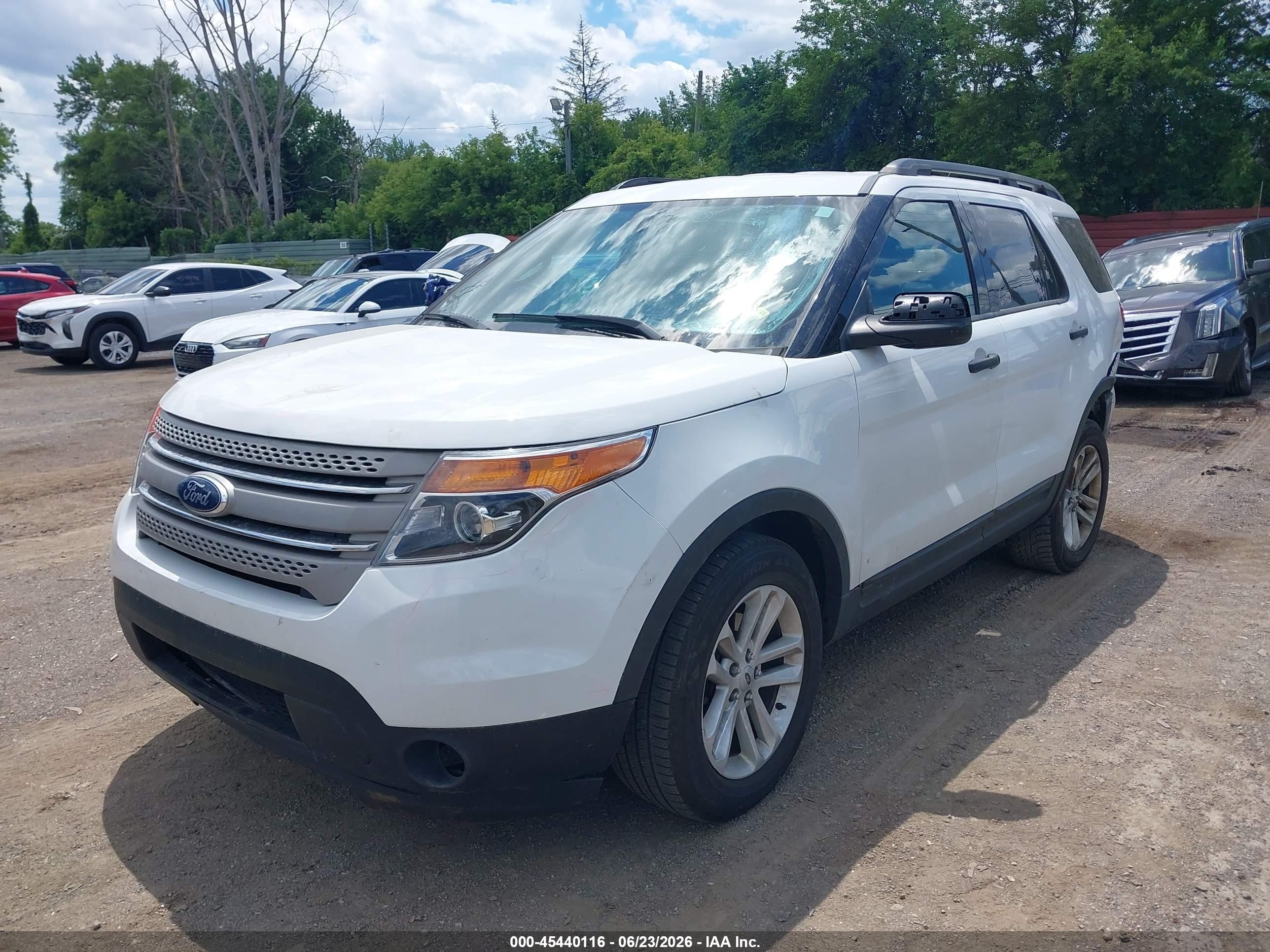 2015 Ford Explorer   White vin: 1FM5K8B85FGB83327