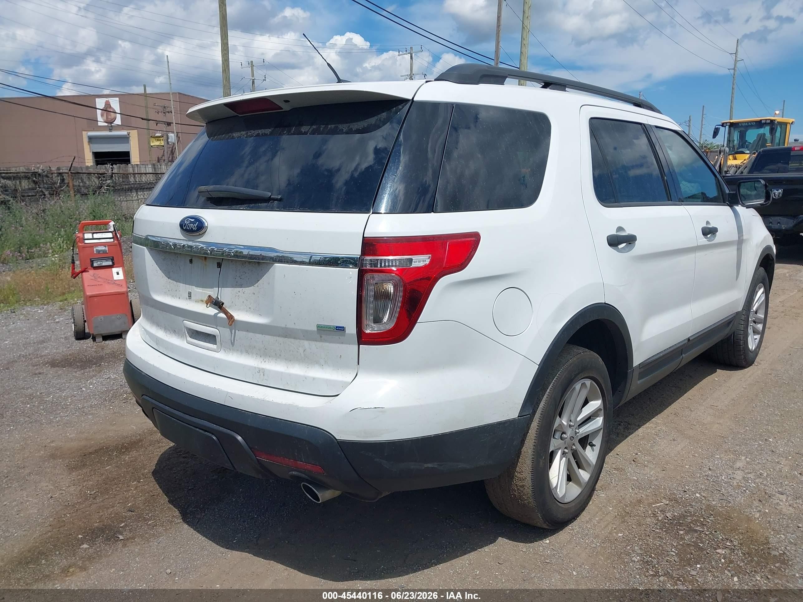2015 Ford Explorer   White vin: 1FM5K8B85FGB83327