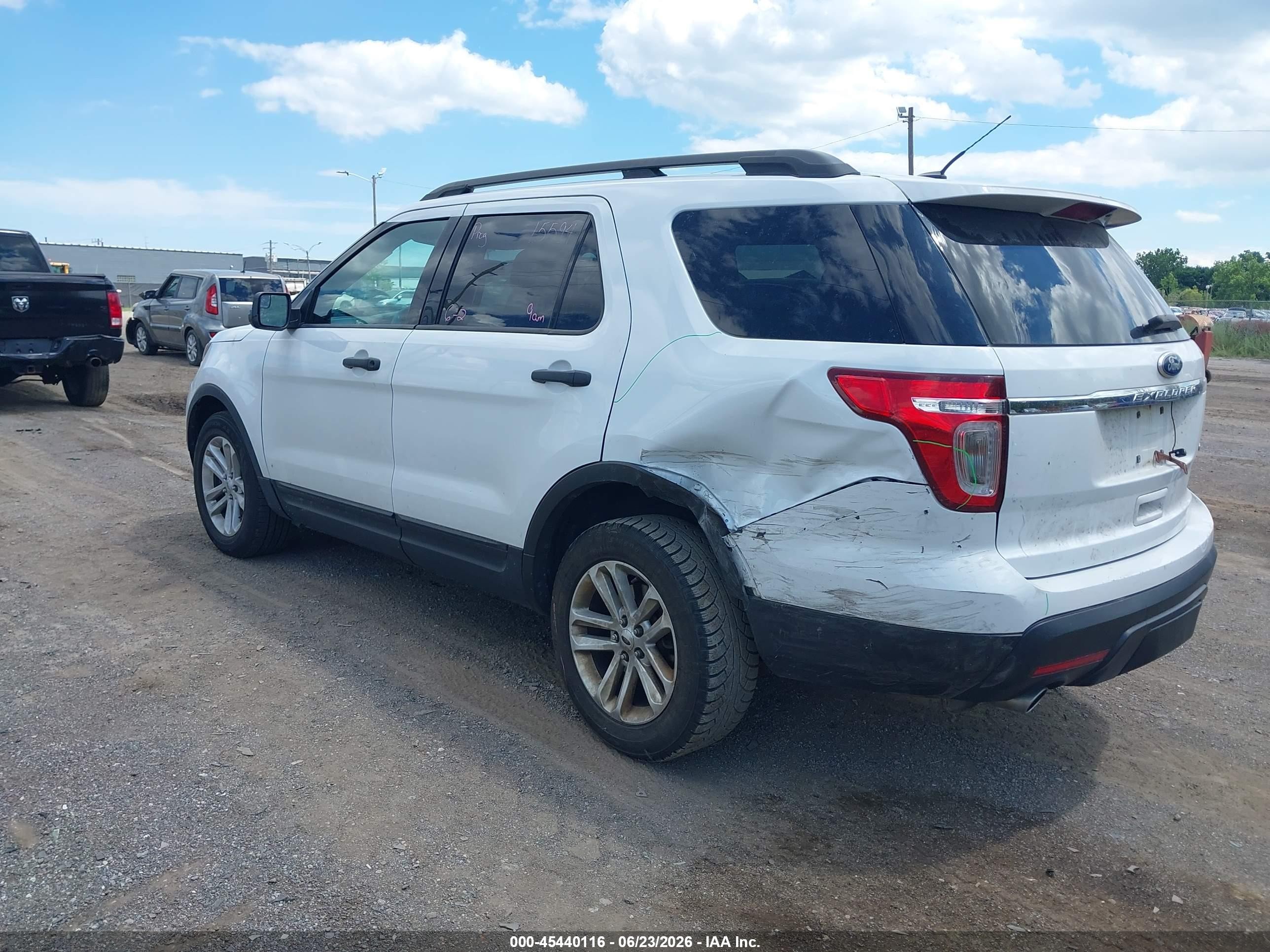 2015 Ford Explorer   White vin: 1FM5K8B85FGB83327
