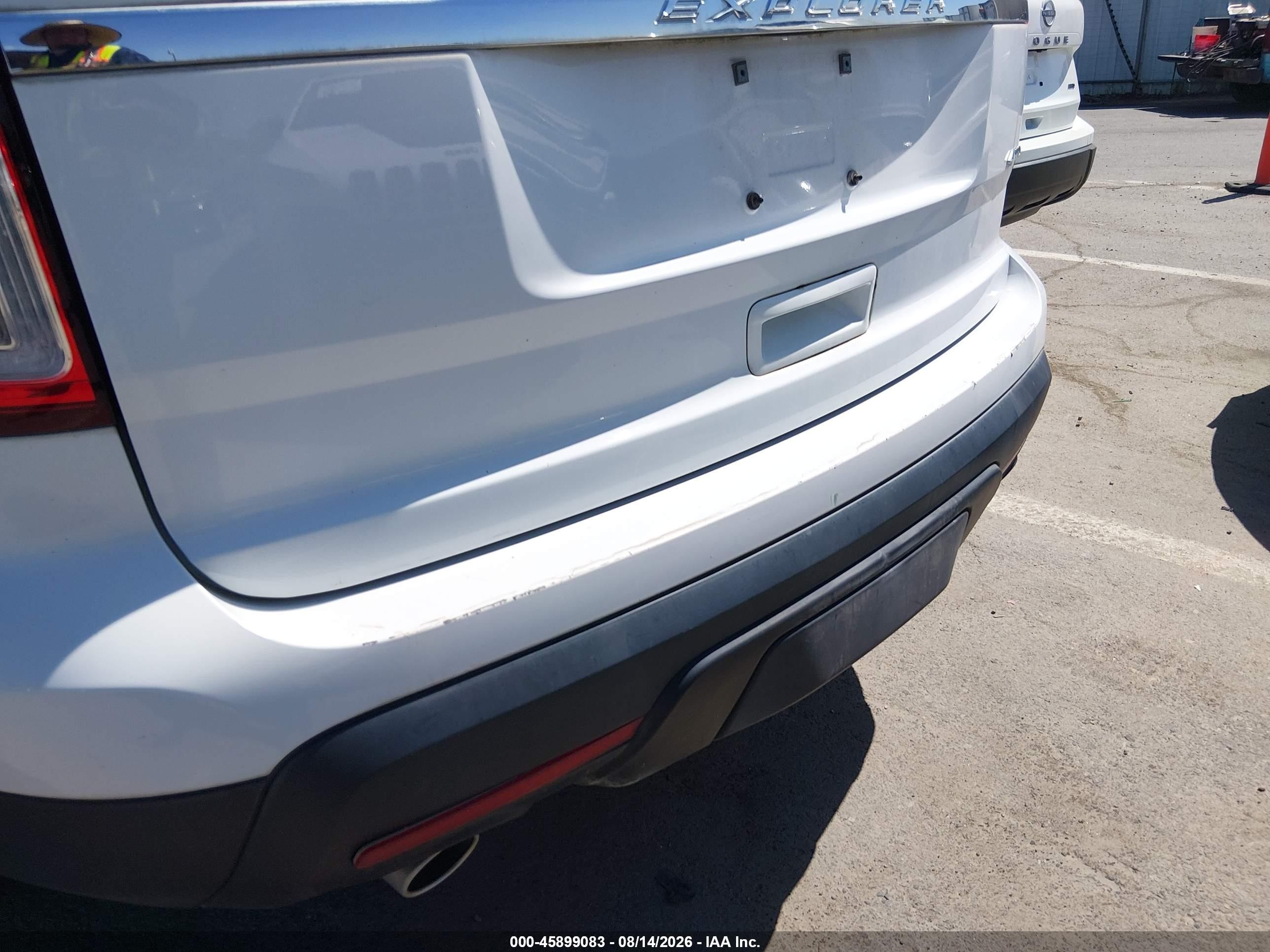 2015 Ford Explorer   White vin: 1FM5K8B89FGC42539