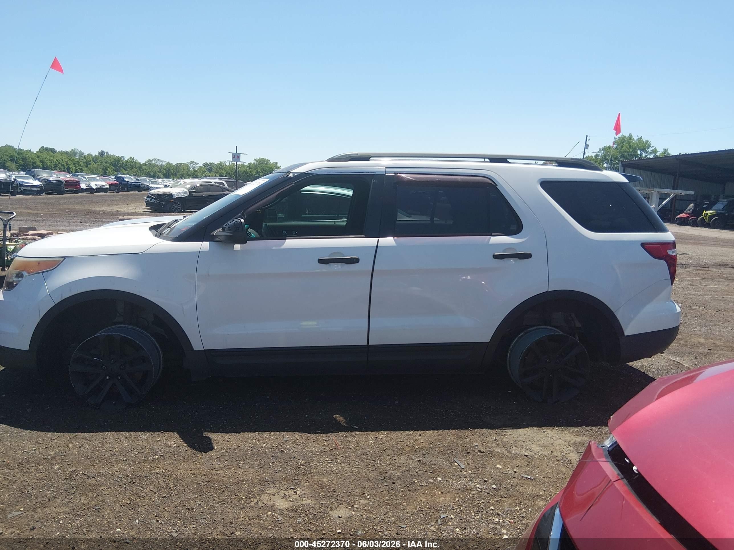2015 Ford Explorer   Белый vin: 1FM5K8B8XFGA30717