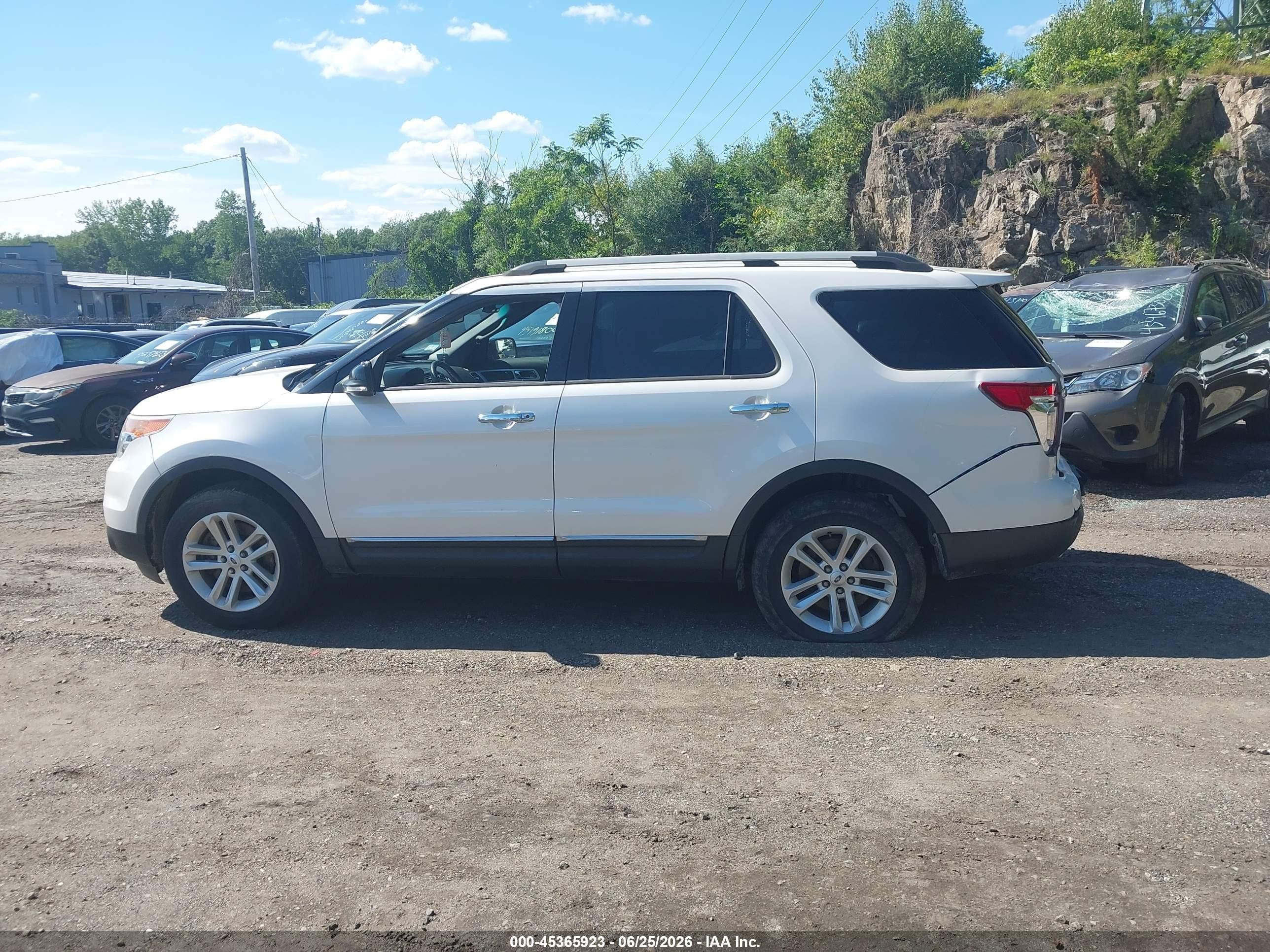 2015 Ford Explorer Xlt White vin: 1FM5K8D83FGB20370