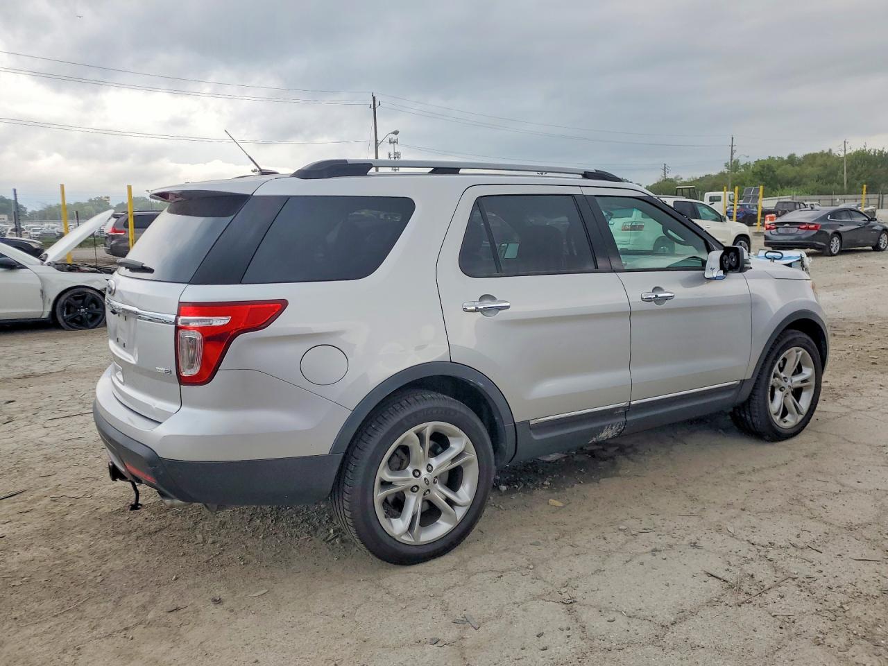2015 Ford Explorer Limited Серебряный vin: 1FM5K8F82FGB81609