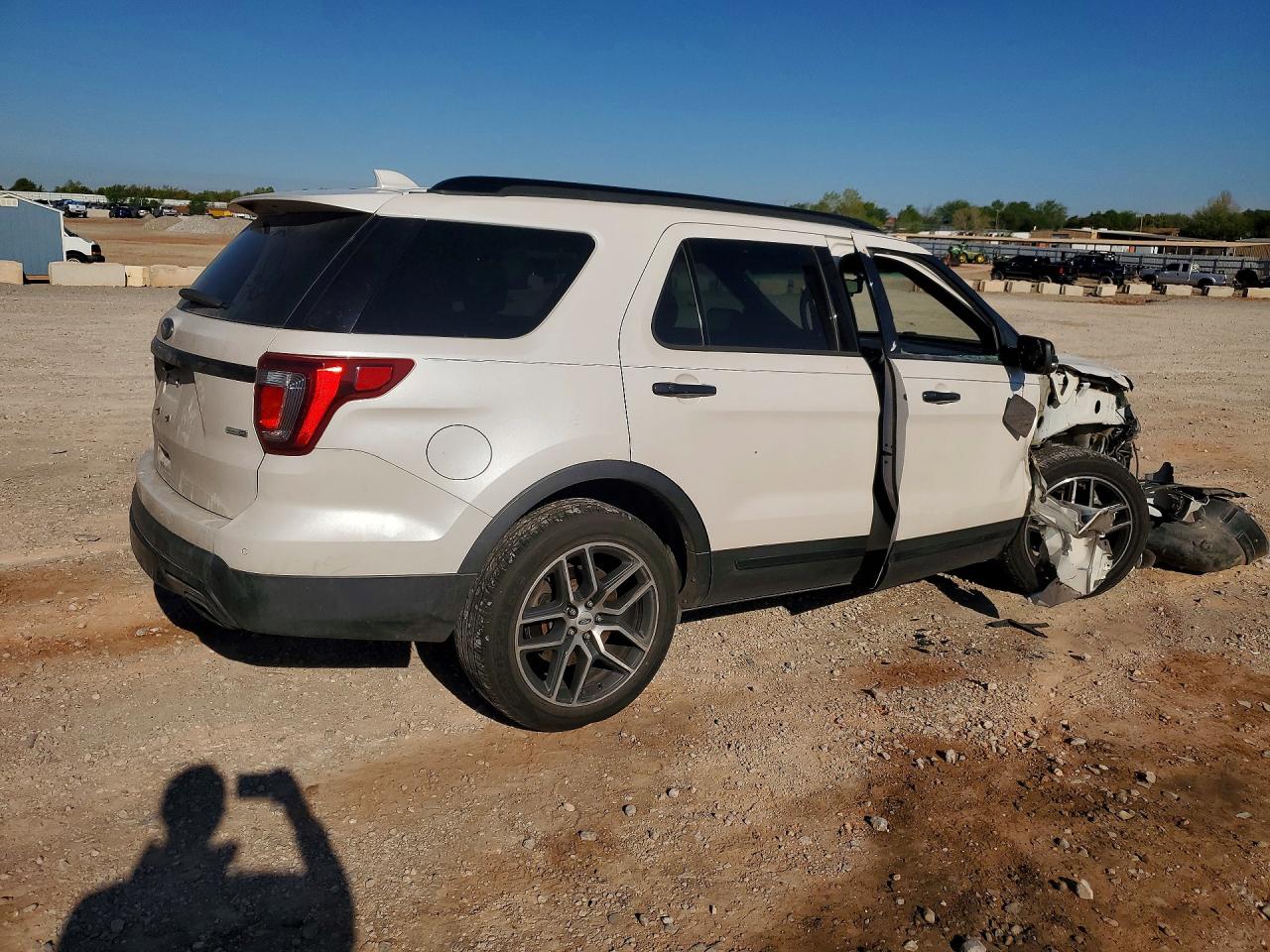 2016 Ford Explorer White vin: 1FM5K8GT0GGA43619