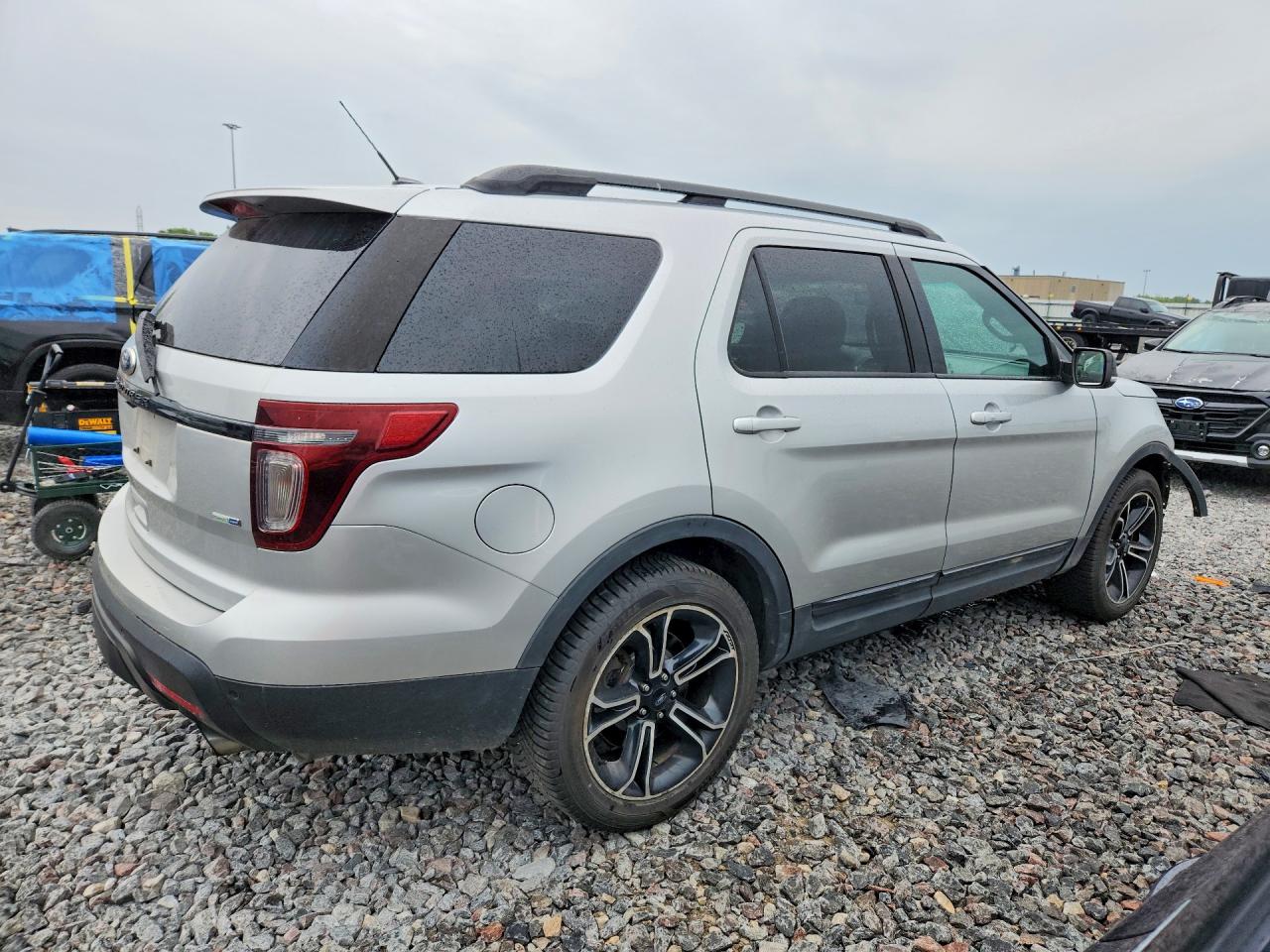 2015 Ford Explorer Sport Серебряный vin: 1FM5K8GT1FGA14256