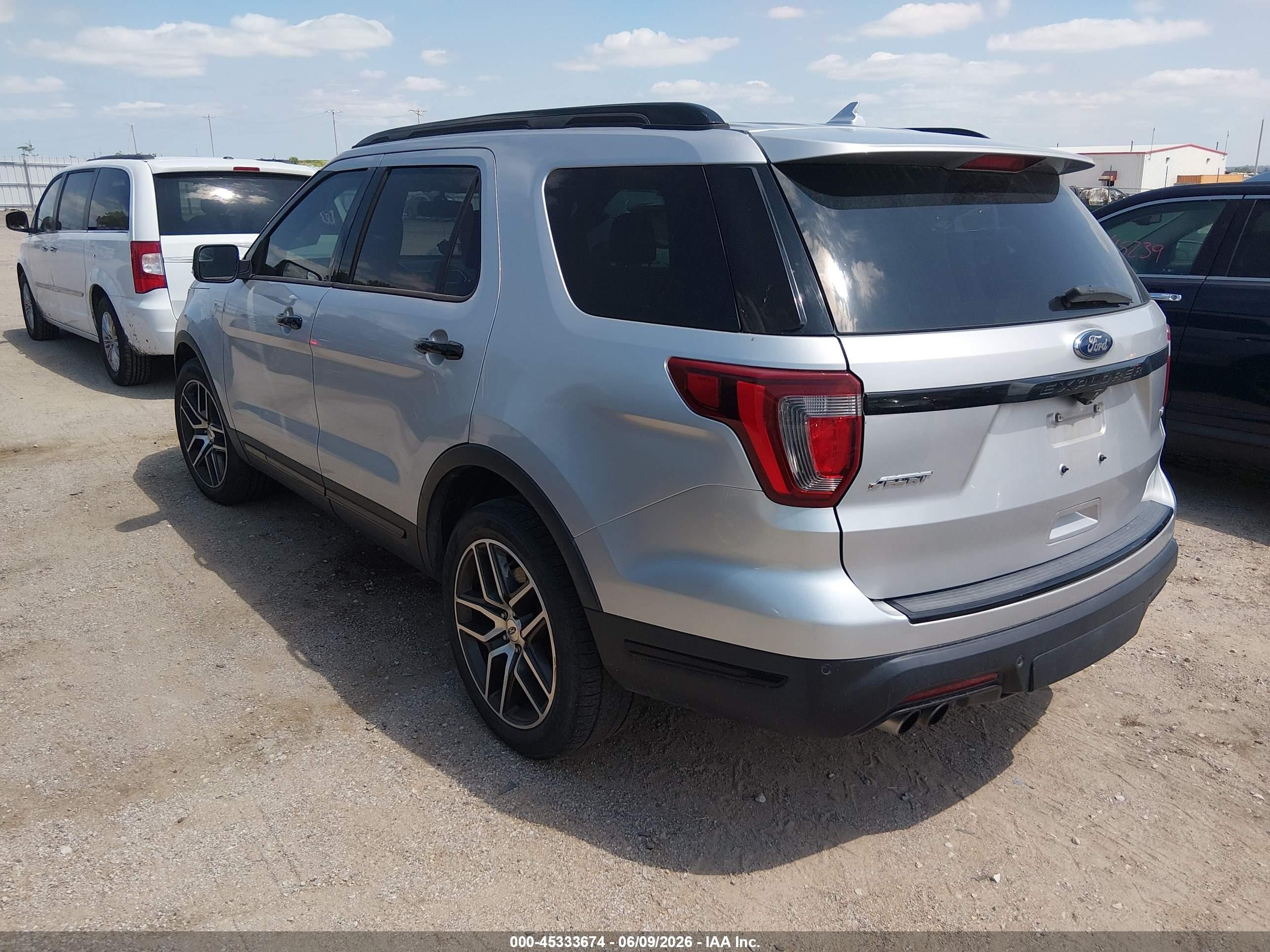 2018 Ford Explorer Sport Серебряный vin: 1FM5K8GT3JGA73916